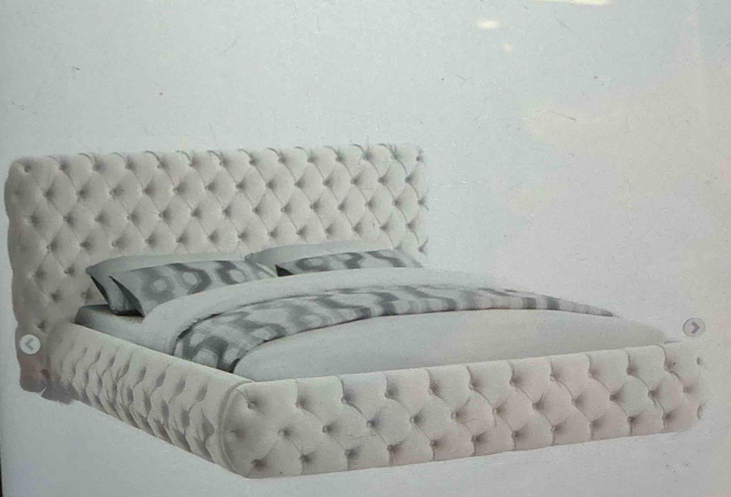 Queen bed velvet buttons - beige ( similar) ( incomplete) 