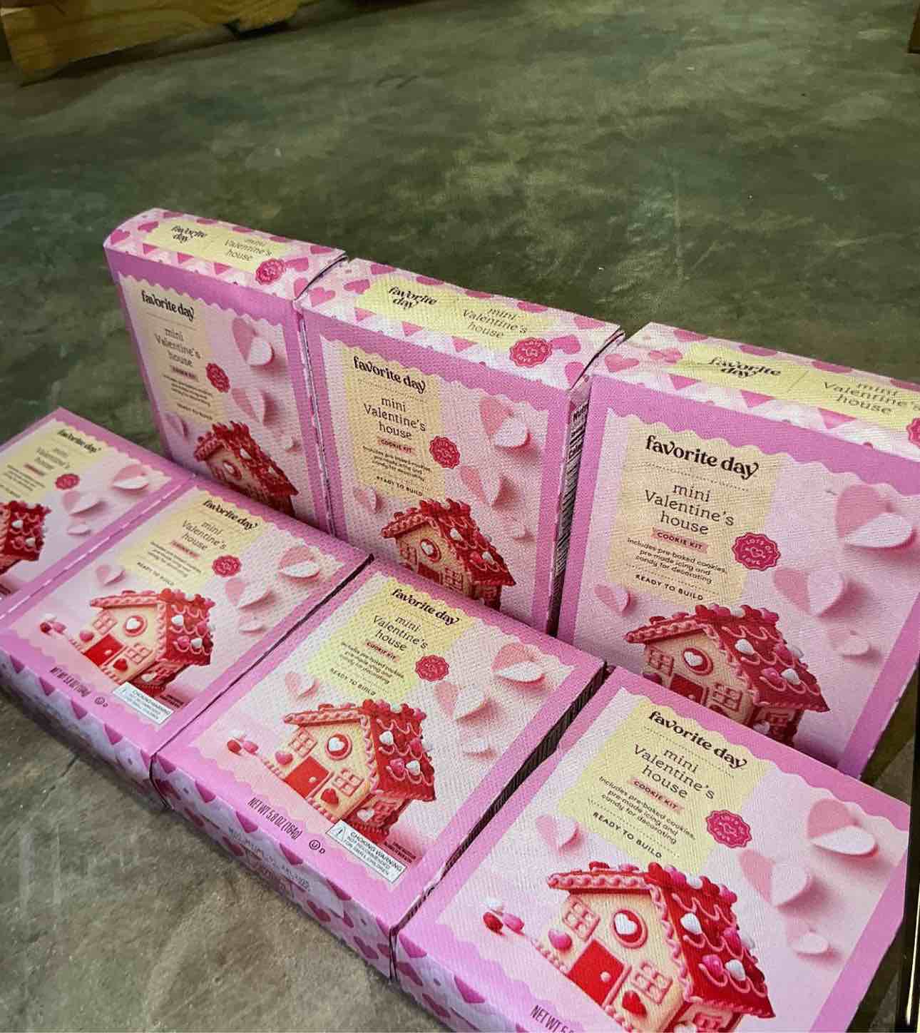 Valentine's Mini House Cookie Kit - 5.8oz - Favorite Day™ (8 pieces)