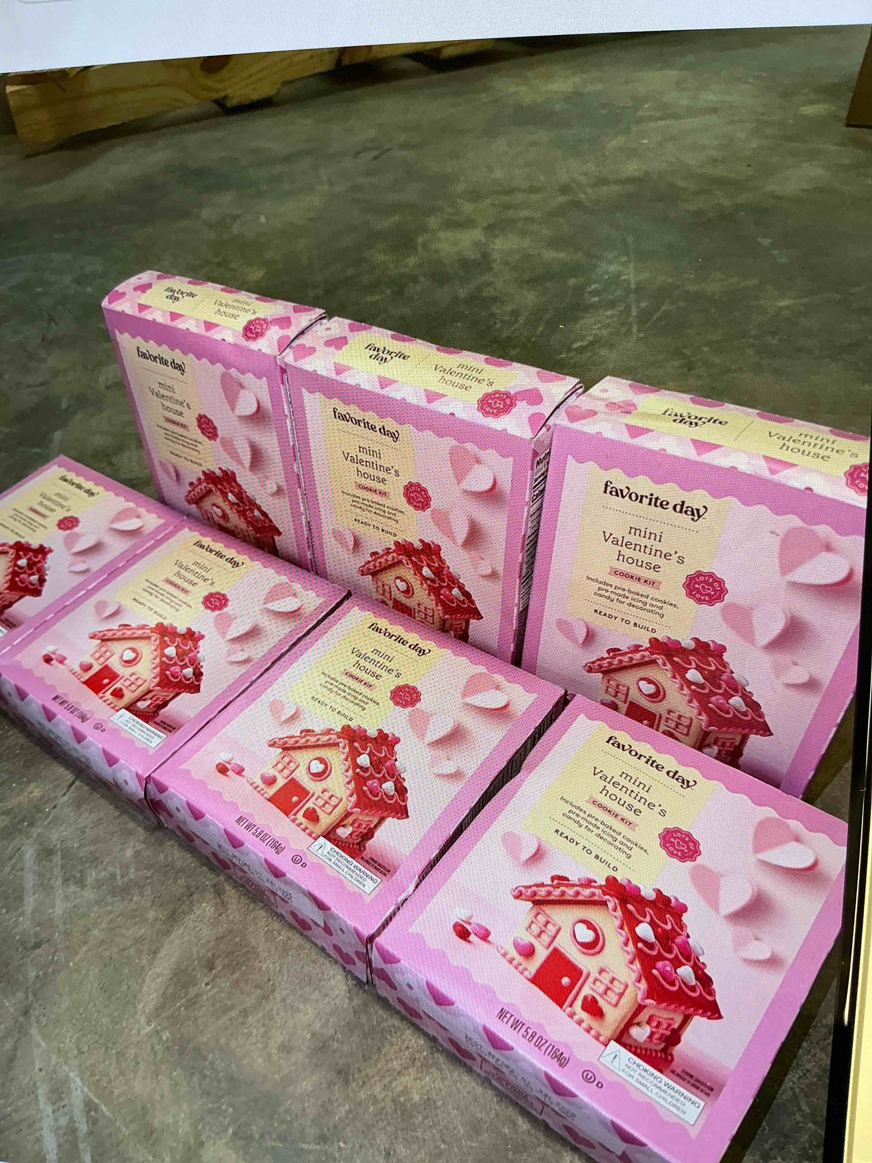 Valentine's Mini House Cookie Kit - 5.8oz - Favorite Day™ (7 pieces)