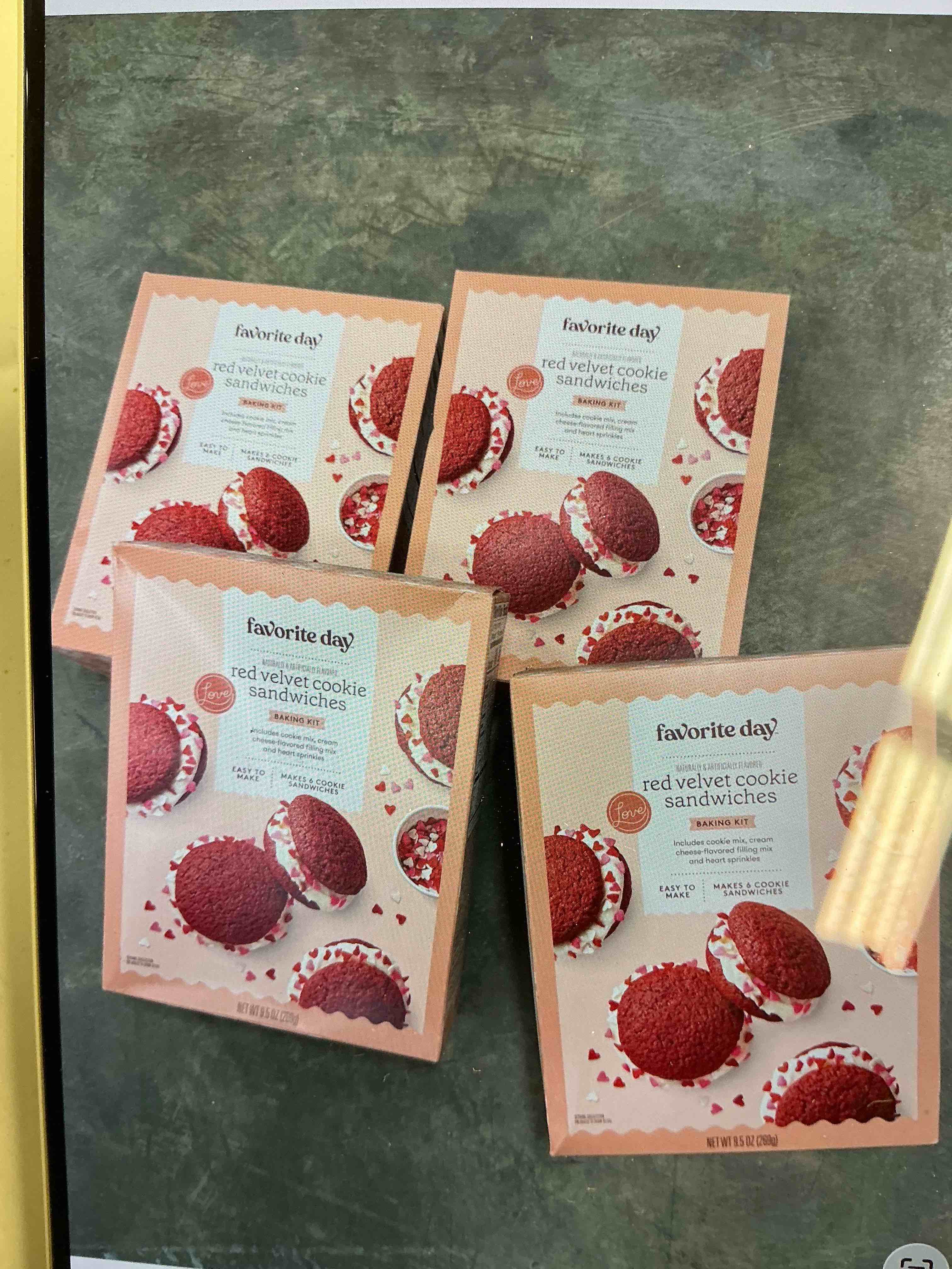 Valentine's Red Velvet Sandwich Cookie Kit - 9.5oz - Favorite Day™ (5 pieces)