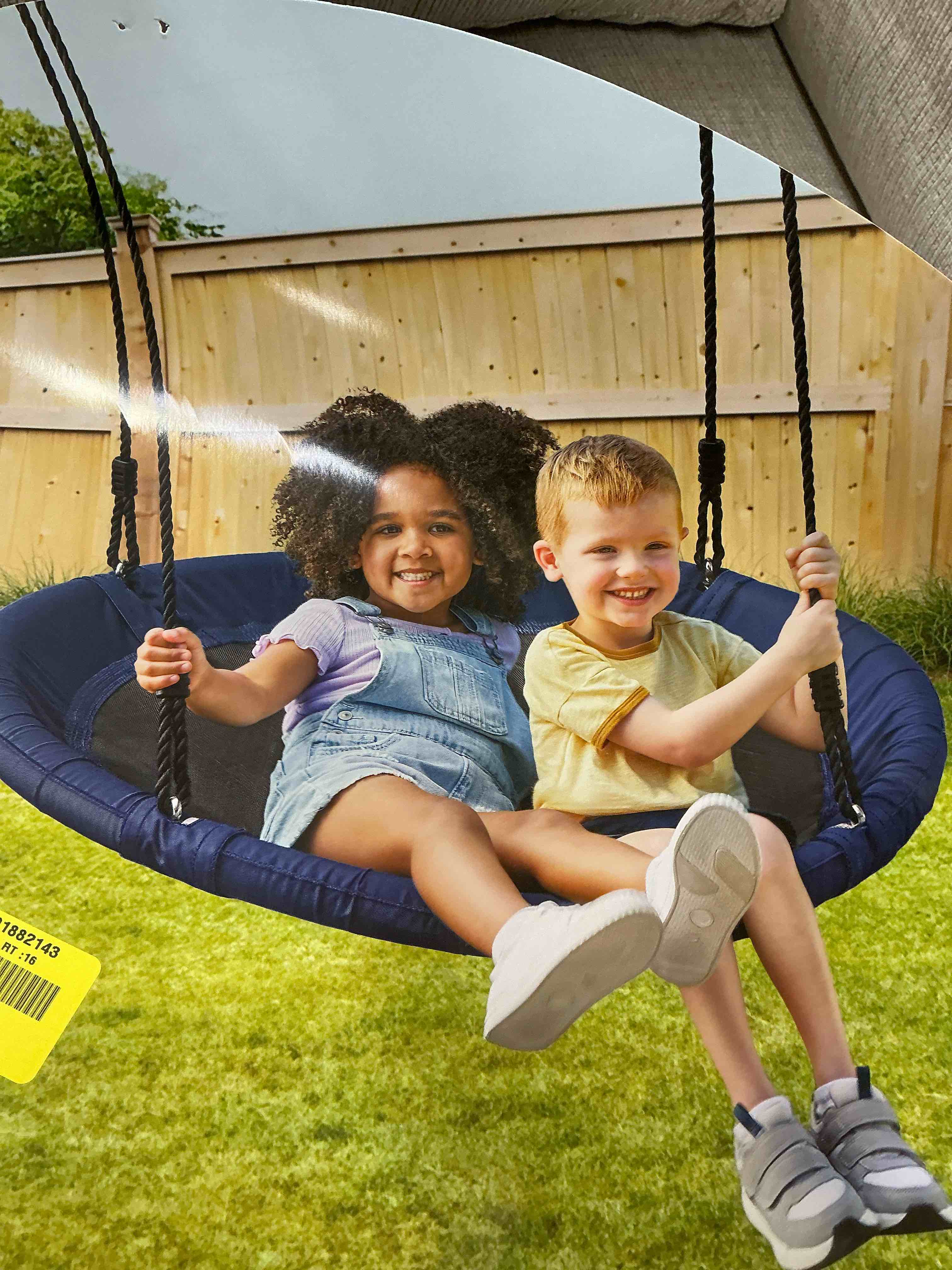Member’s Mark, 40-inch, saucer swing Durable galvanized metal structure. Ray-resistant polyethylene ropes UV. Comfortable walk in high quality fabric. Includes 2 carabiners and 40" shaft strap kit Fully assembled and ready to hang. Supports up to 360 pounds (163.3 kg).