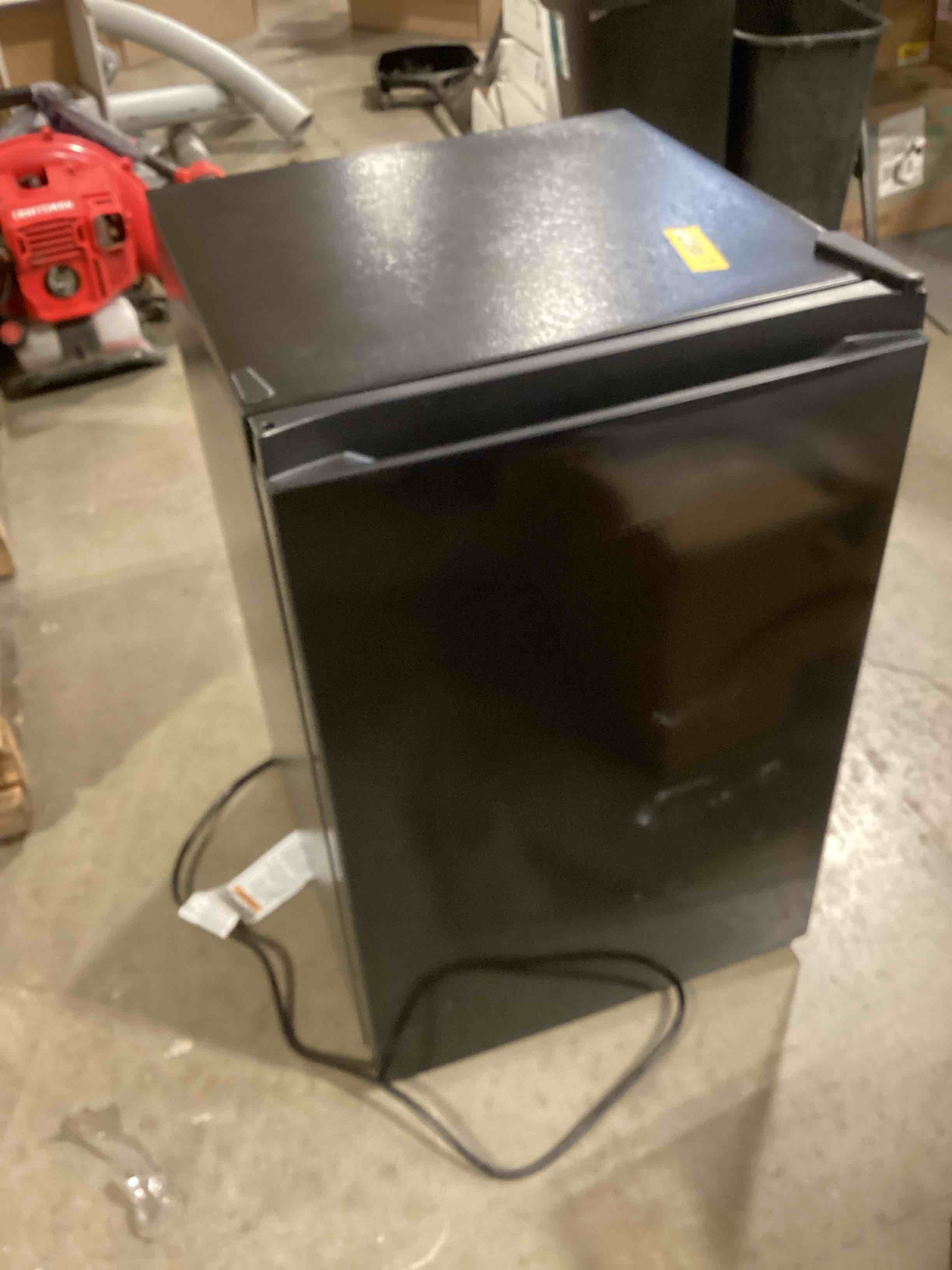 Hisense 3.3-cu ft Mini Fridge (Black) ENERGY STAR