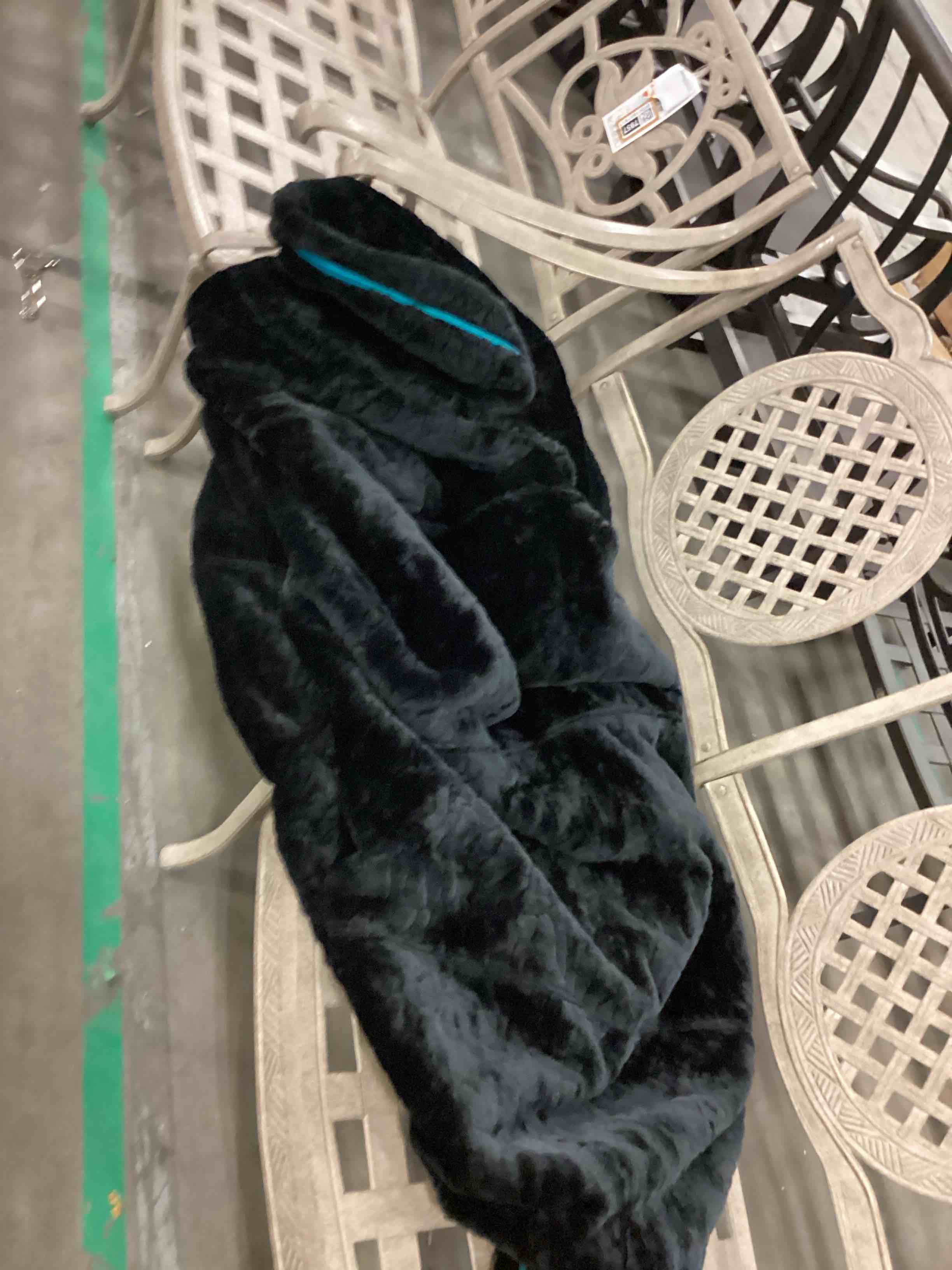 https://s3.amazonaws.com/lotting-images-prod/bidfta/PPE1794204_1755888862973.jpeg