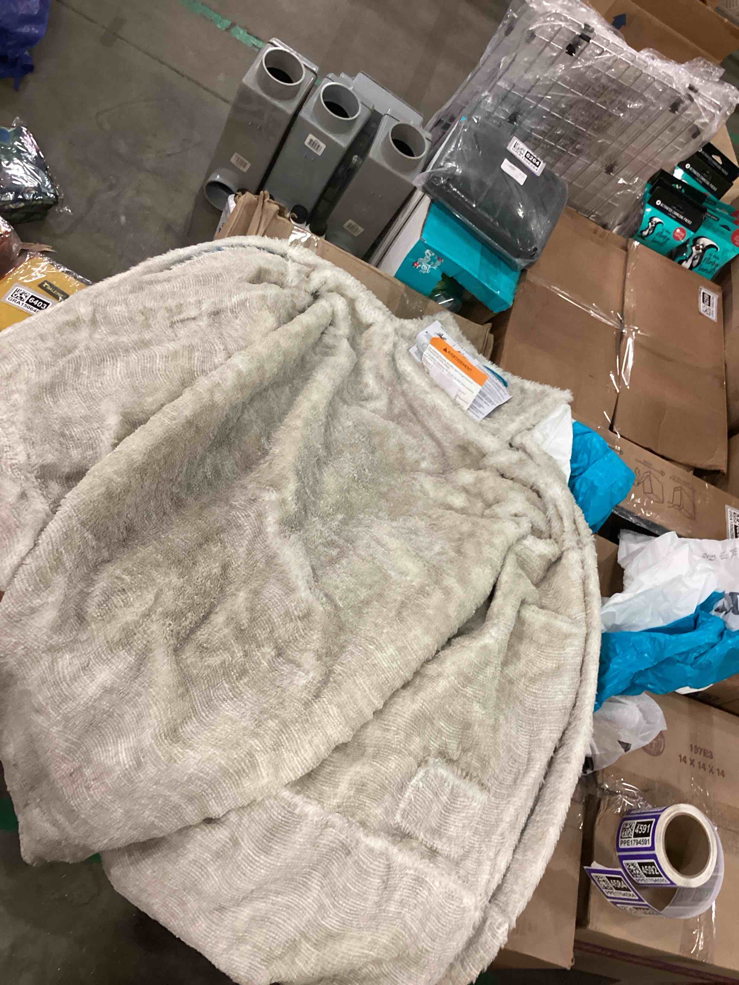https://s3.amazonaws.com/lotting-images-prod/bidfta/PPE1794207_1755888062125.jpeg