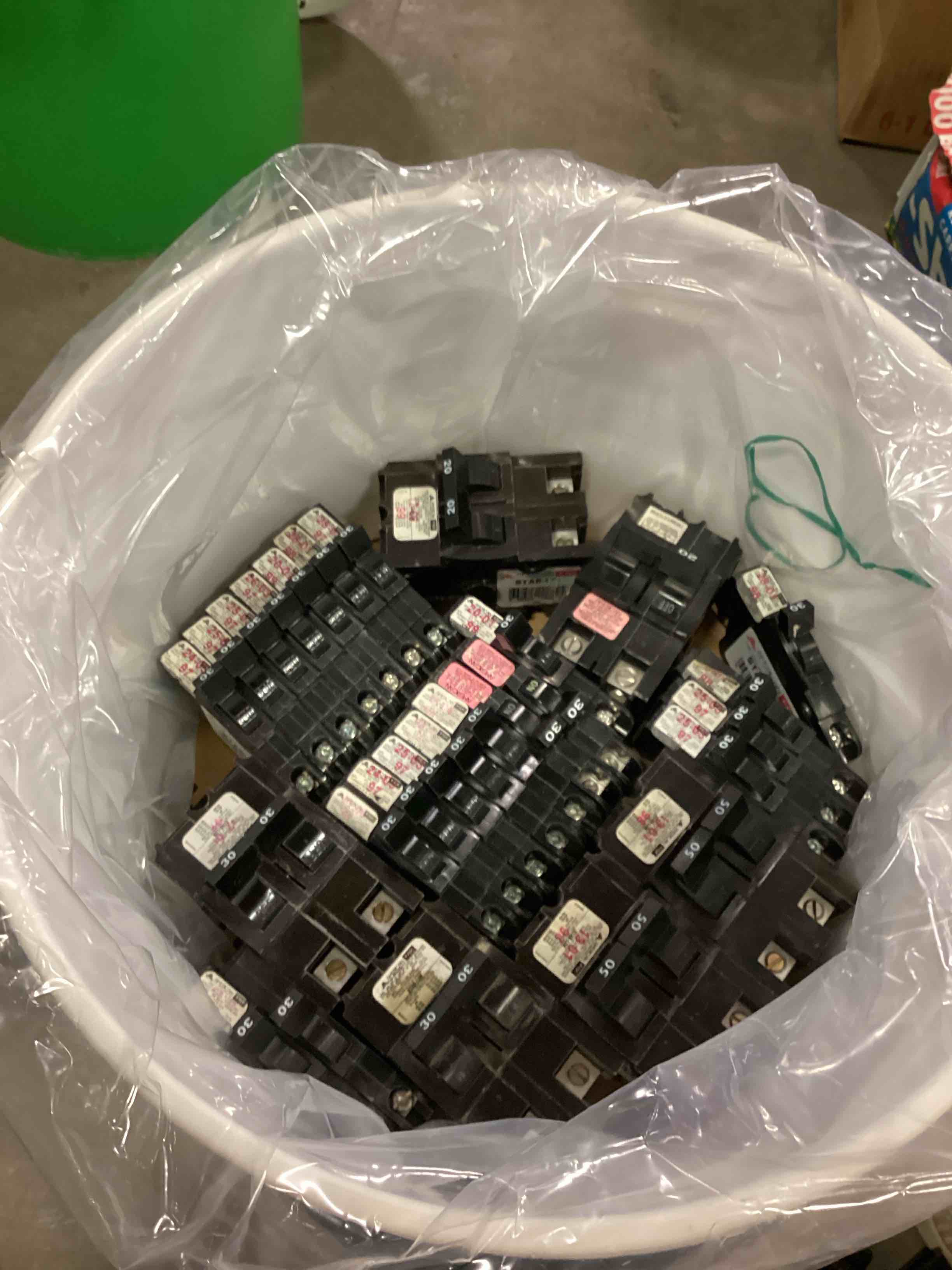 https://s3.amazonaws.com/lotting-images-prod/bidfta/PPE1799325_1754579865227.jpeg