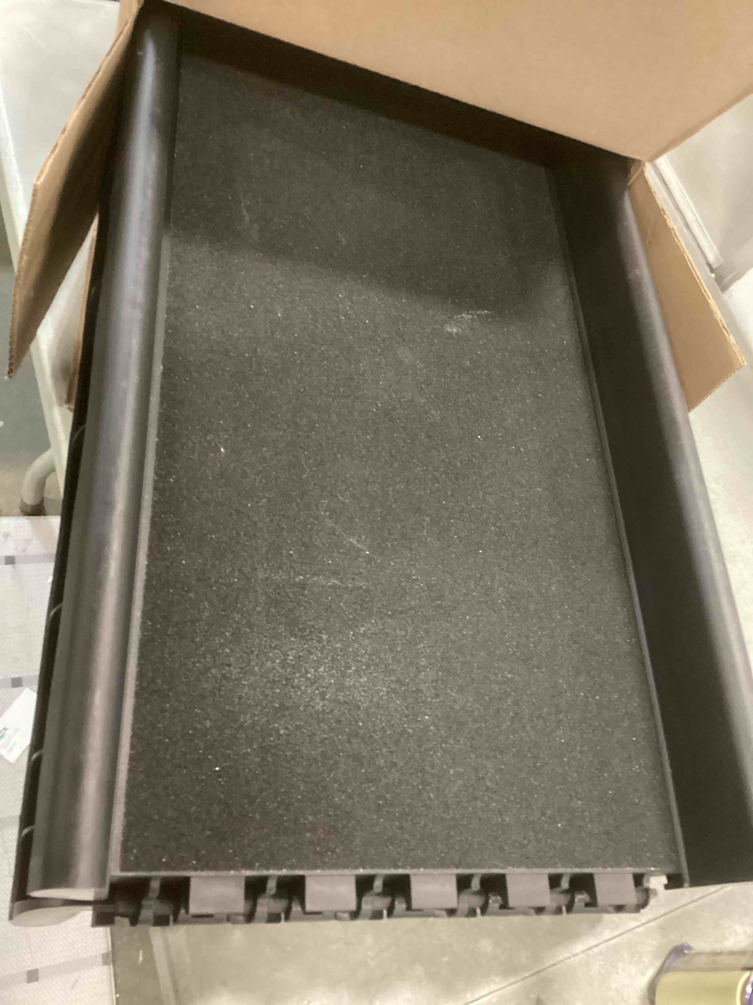 https://s3.amazonaws.com/lotting-images-prod/bidfta/PPE1820813_1733330246658.jpeg
