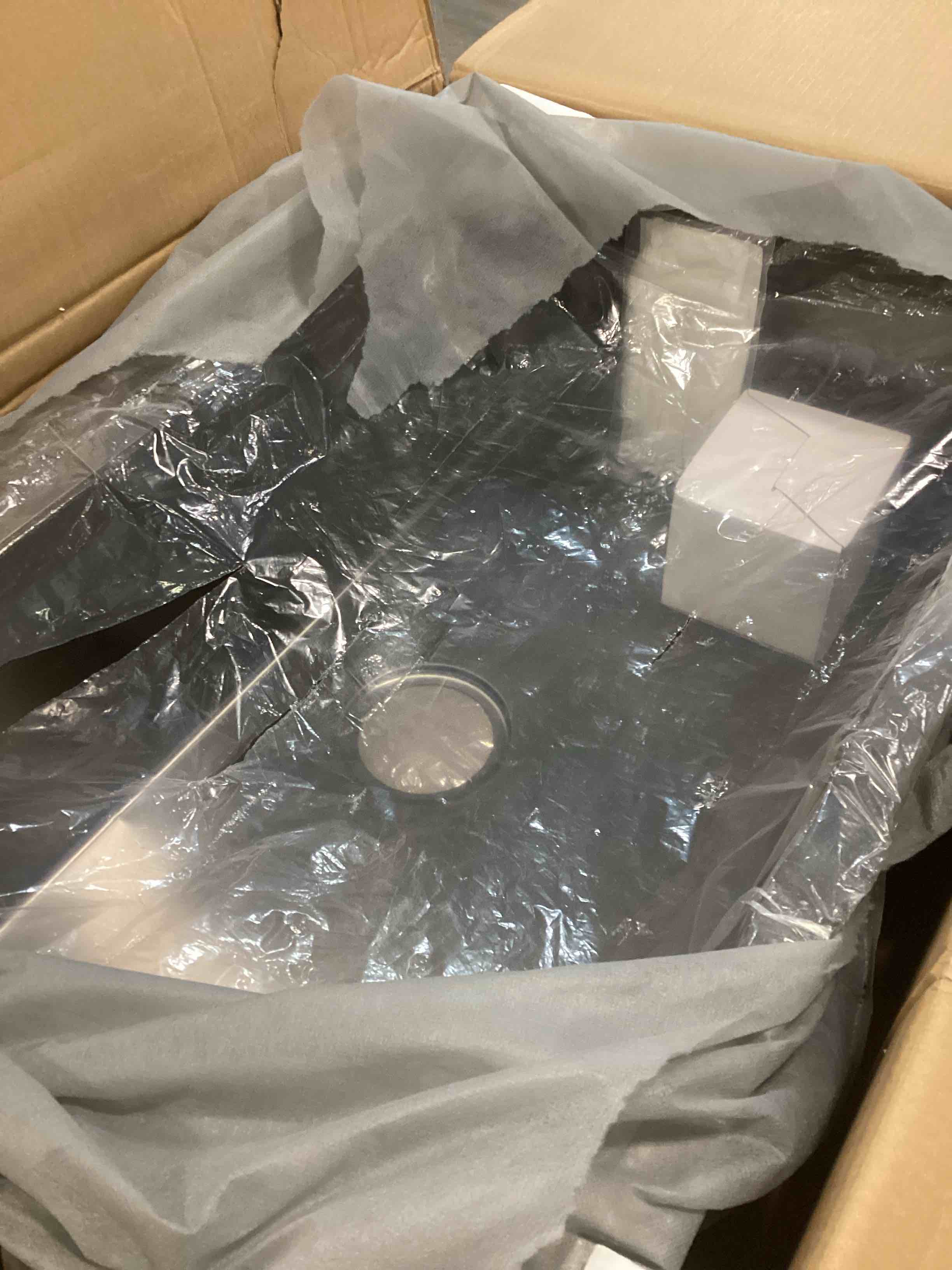 https://s3.amazonaws.com/lotting-images-prod/bidfta/PPE1822426_1733164396914.jpeg