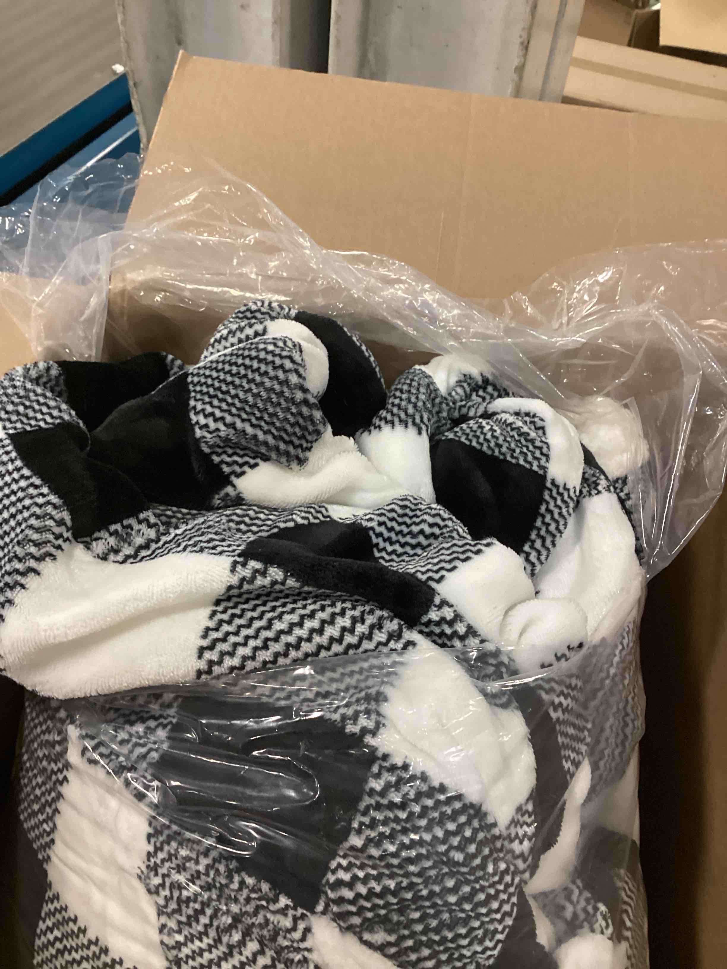 https://s3.amazonaws.com/lotting-images-prod/bidfta/PPE1828197_1732912834437.jpeg