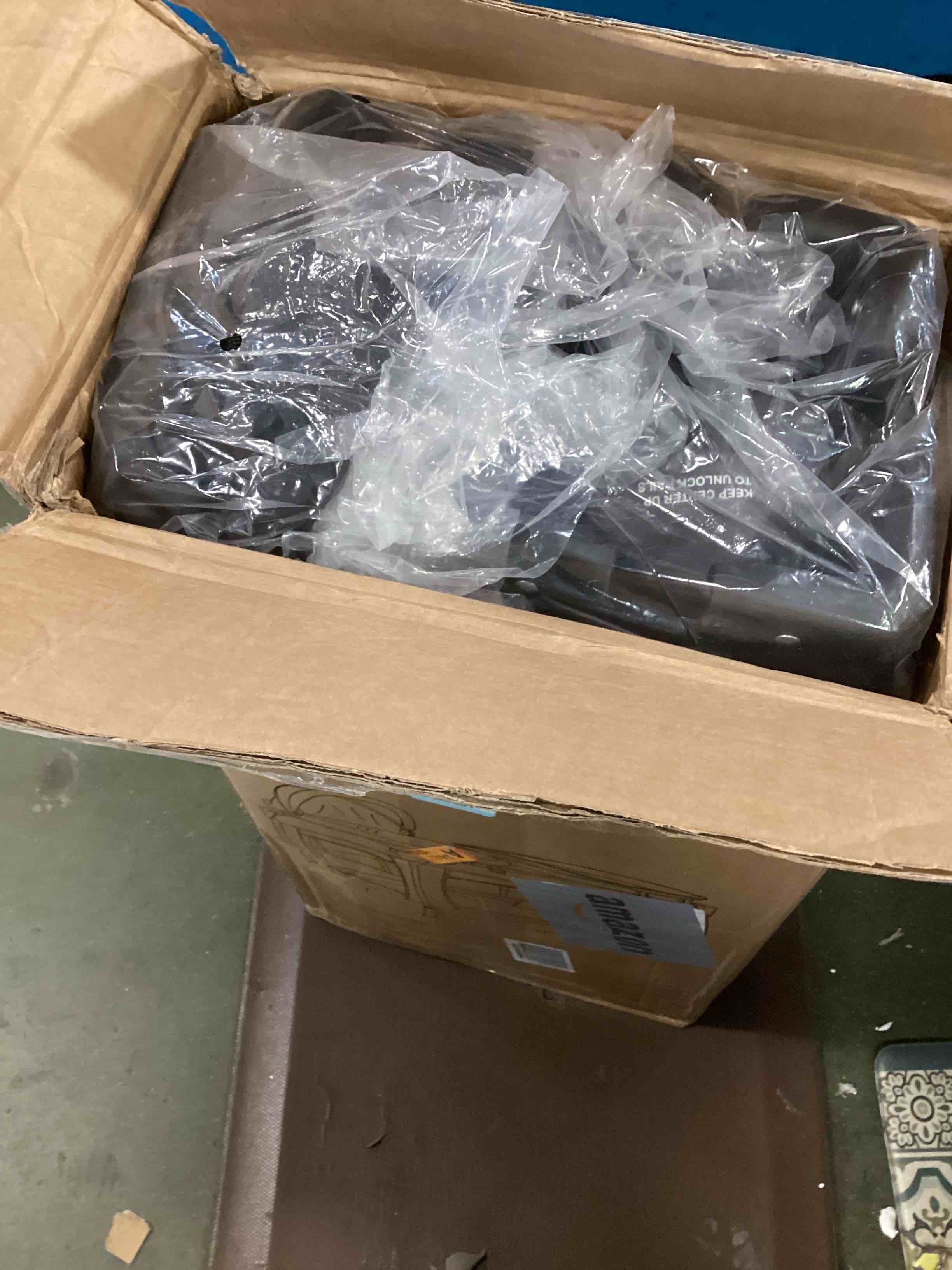 https://s3.amazonaws.com/lotting-images-prod/bidfta/PPE1835013_1734446284776.jpeg