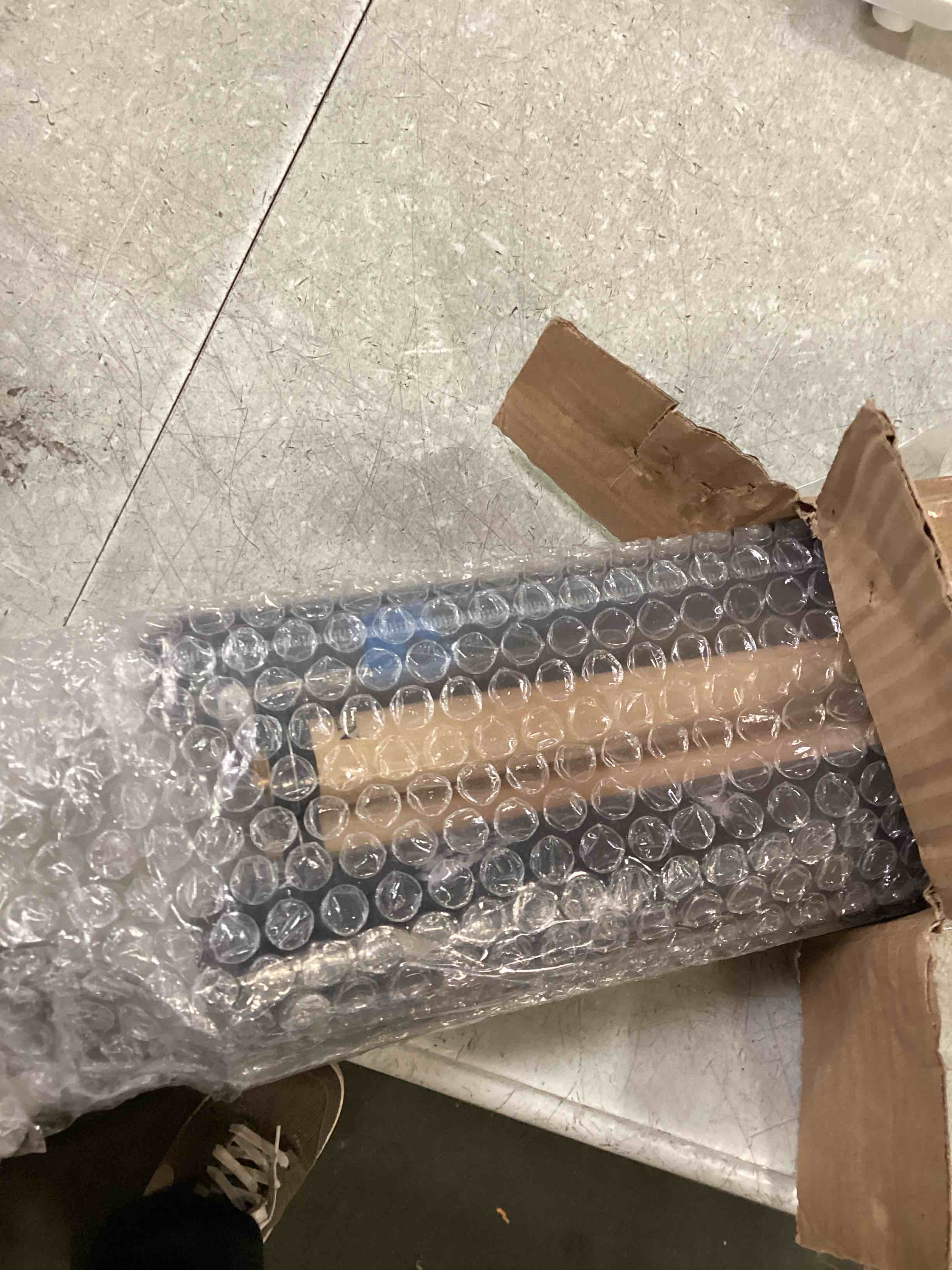 https://s3.amazonaws.com/lotting-images-prod/bidfta/PPE1837334_1732548028302.jpeg