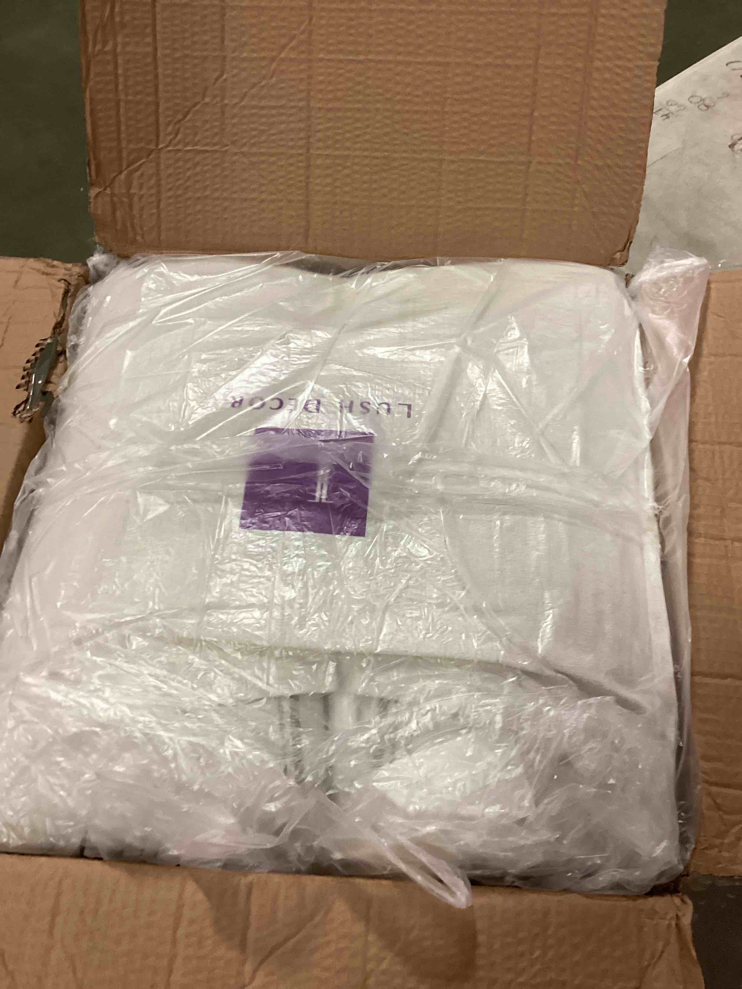 https://s3.amazonaws.com/lotting-images-prod/bidfta/PPE1859551_1734698304688.jpeg