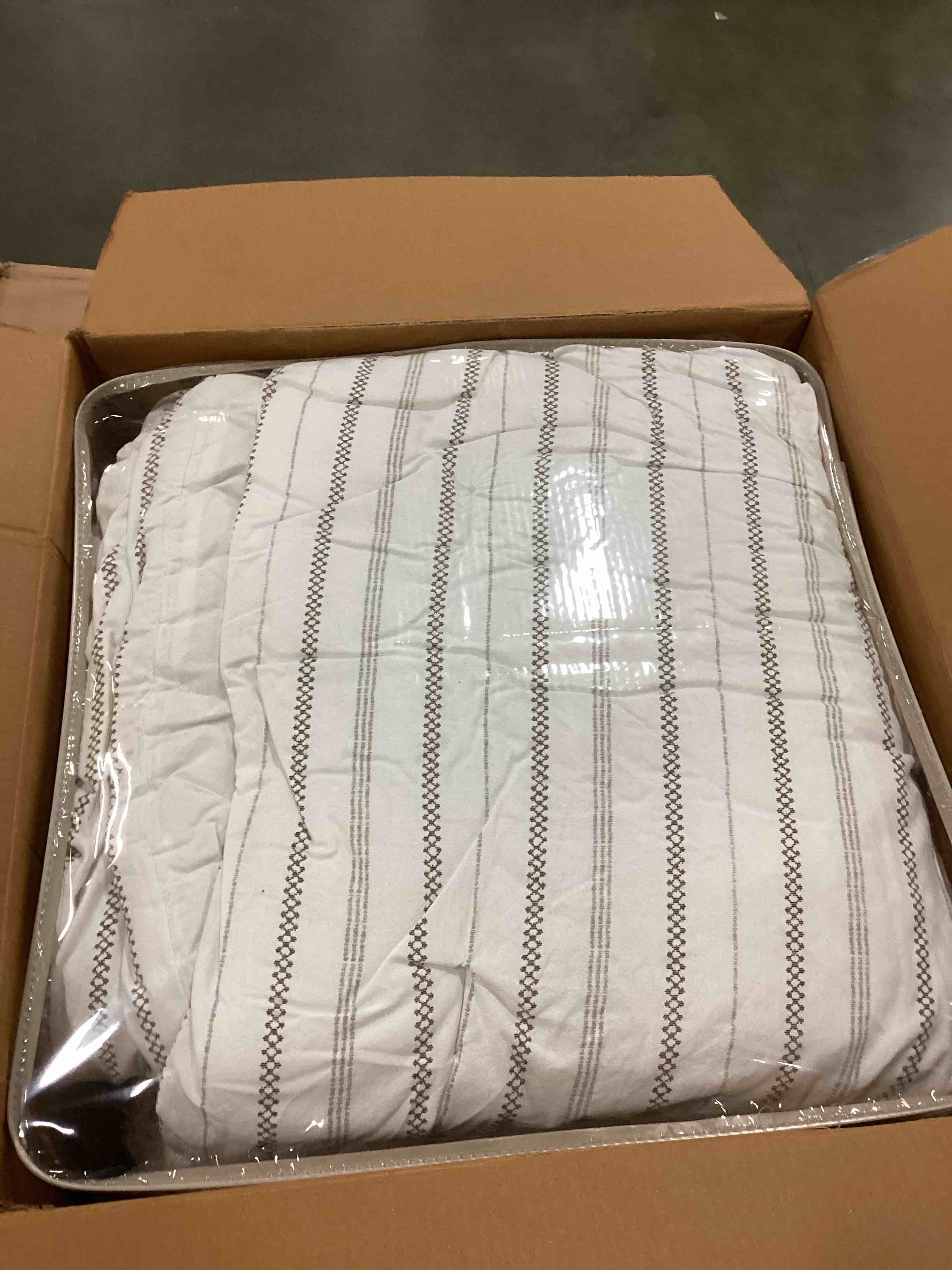 https://s3.amazonaws.com/lotting-images-prod/bidfta/PPE1859558_1734700218885.jpeg