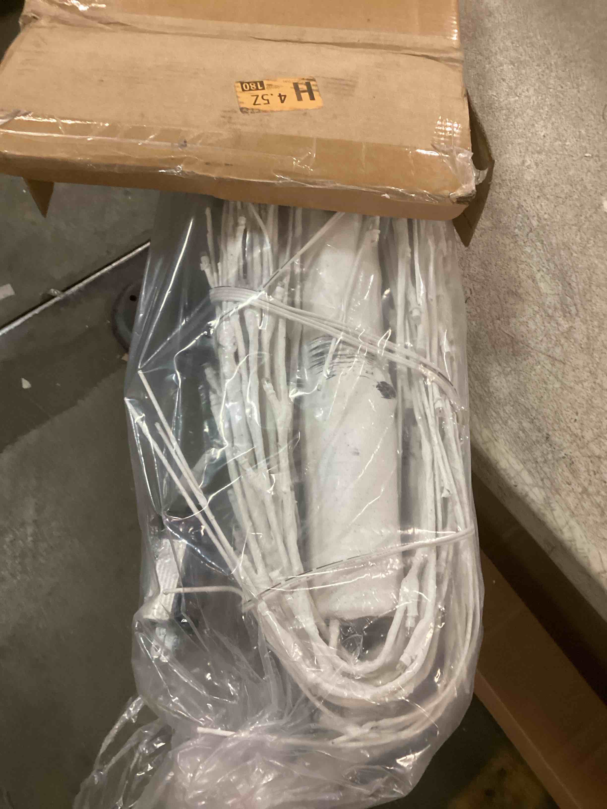 https://s3.amazonaws.com/lotting-images-prod/bidfta/PPE1897159_1734045874245.jpeg