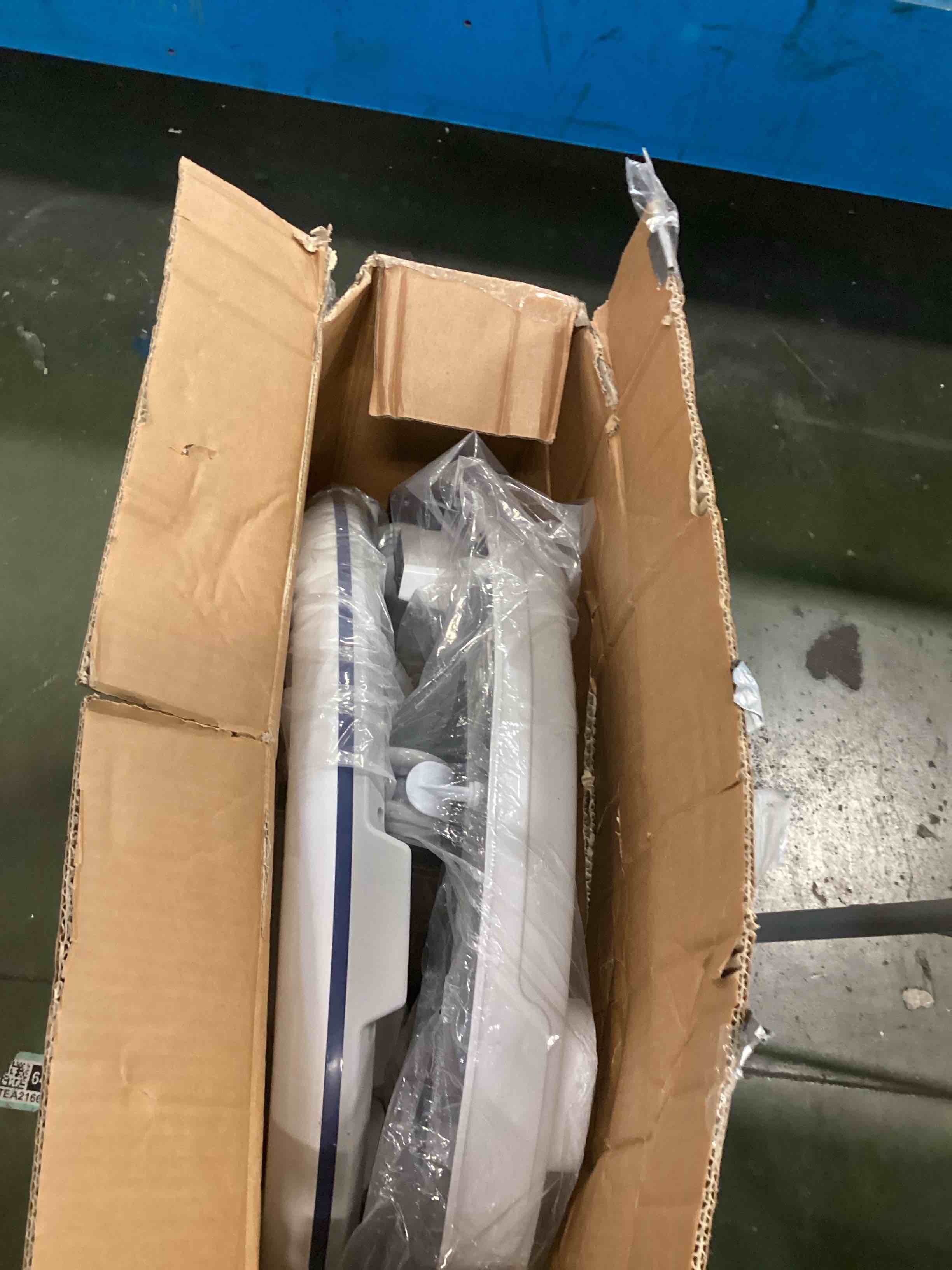 https://s3.amazonaws.com/lotting-images-prod/bidfta/PPE1944946_1747054841414.jpeg