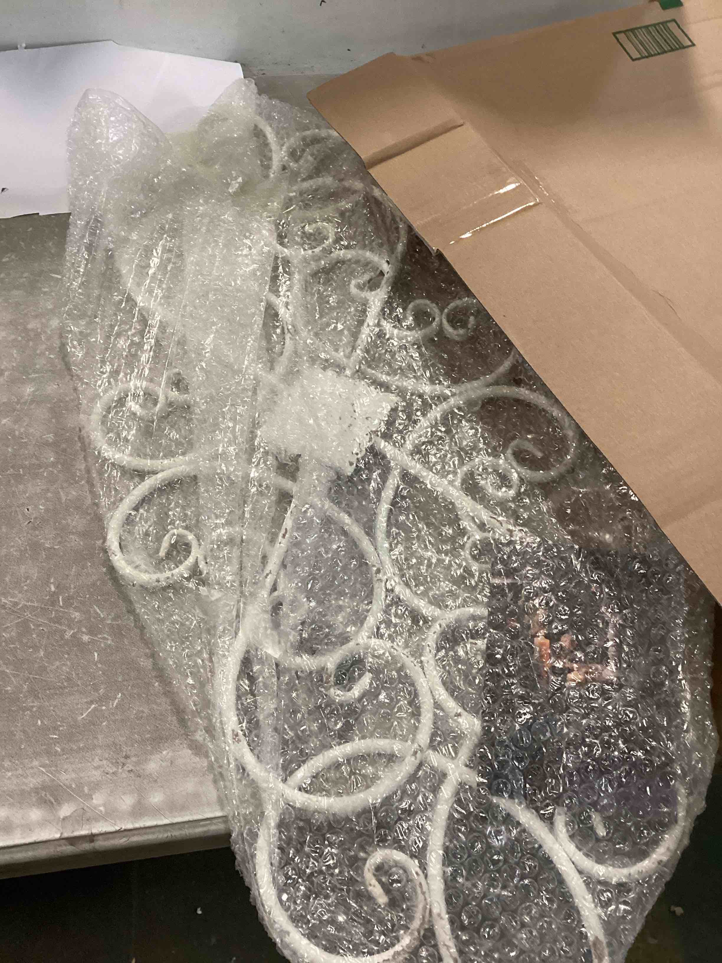 https://s3.amazonaws.com/lotting-images-prod/bidfta/PPE1958262_1743190170818.jpeg