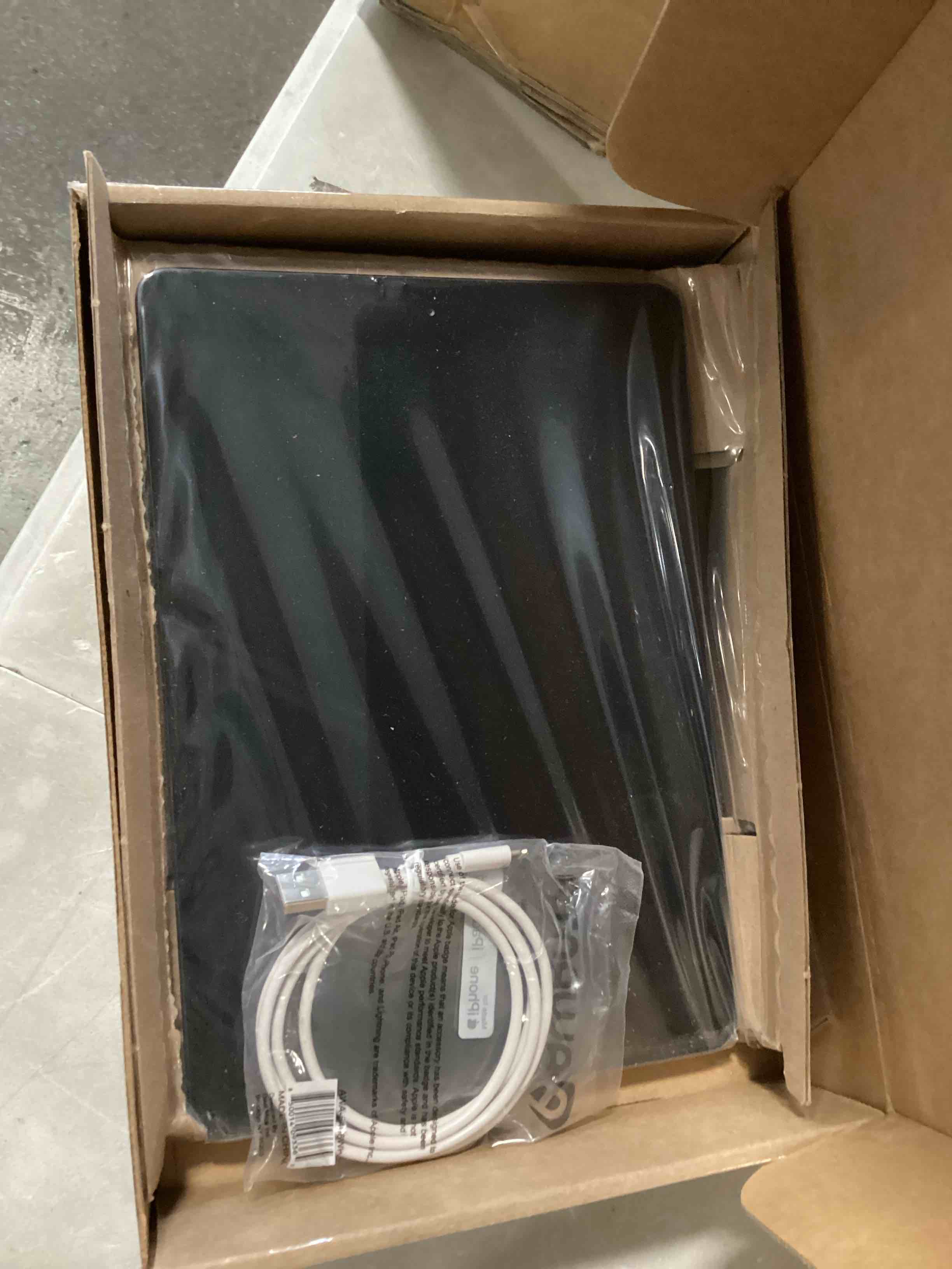 https://s3.amazonaws.com/lotting-images-prod/bidfta/PPE2034521_1745932137203.jpeg
