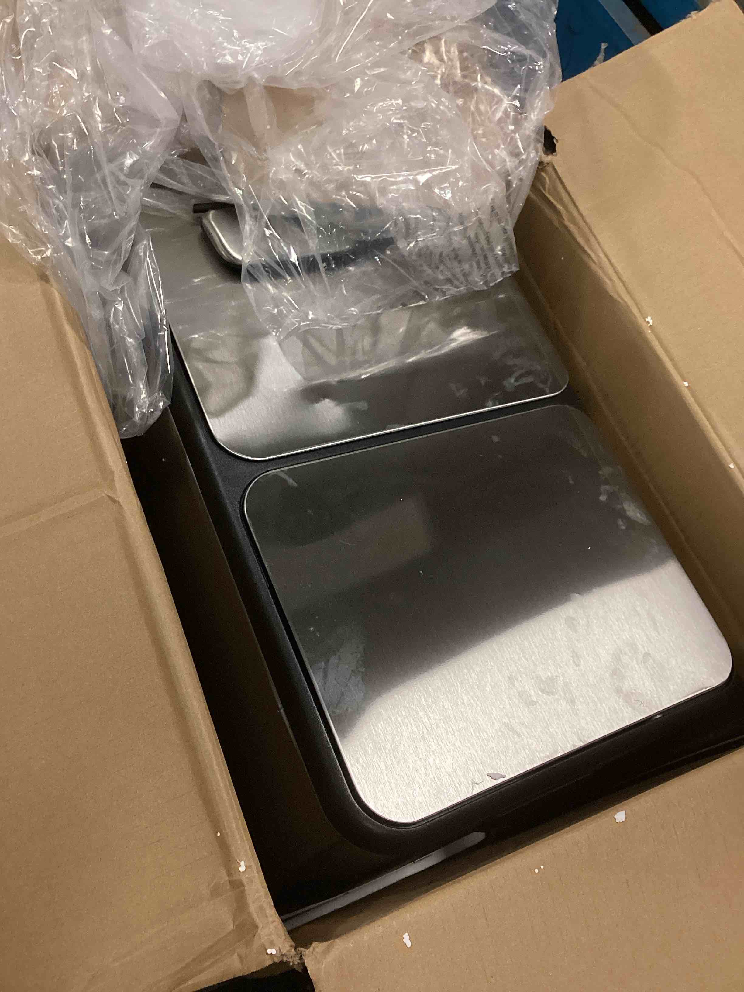 https://s3.amazonaws.com/lotting-images-prod/bidfta/PPE2051487_1745253045886.jpeg
