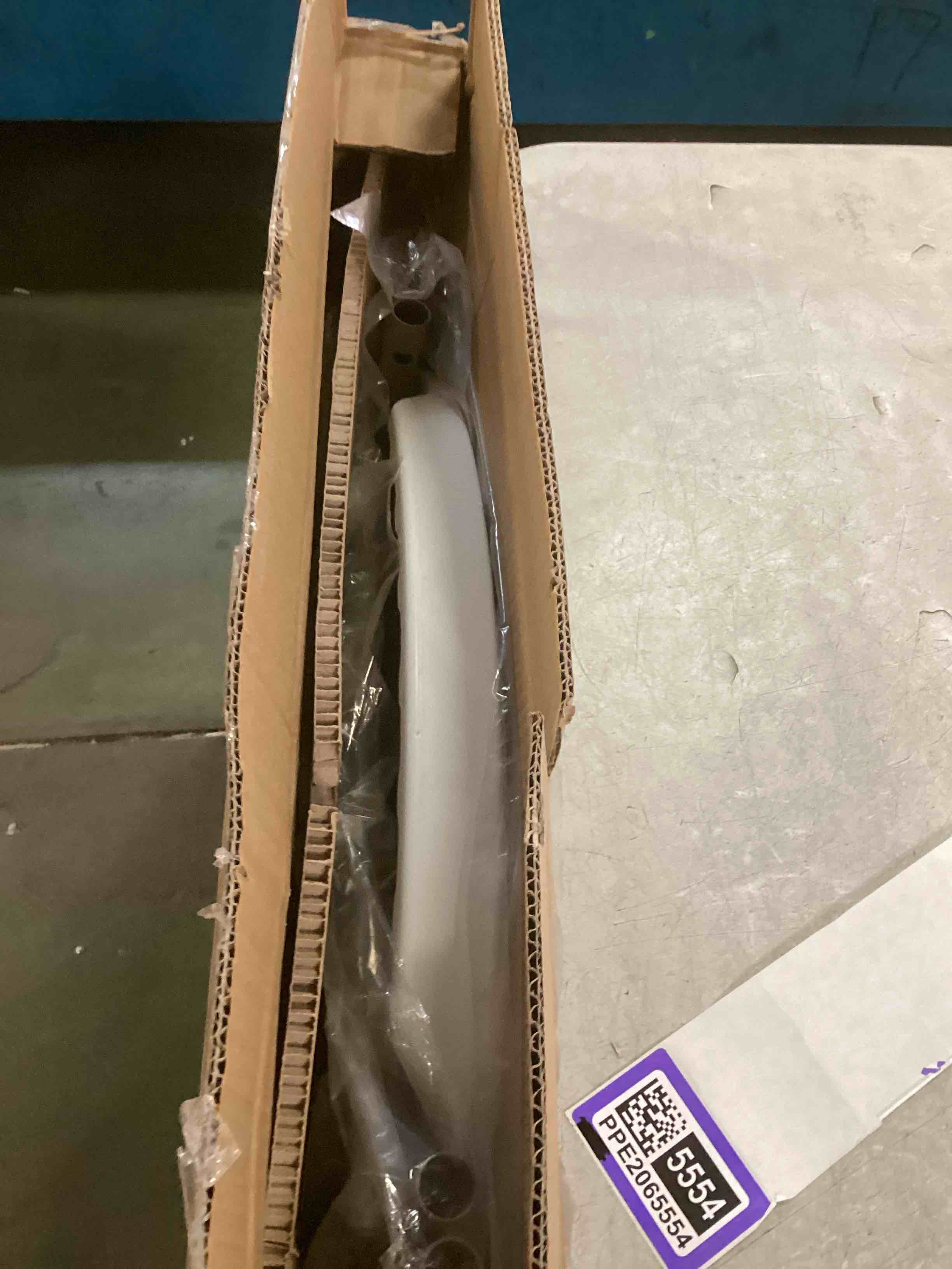 https://s3.amazonaws.com/lotting-images-prod/bidfta/PPE2065554_1740079170861.jpeg