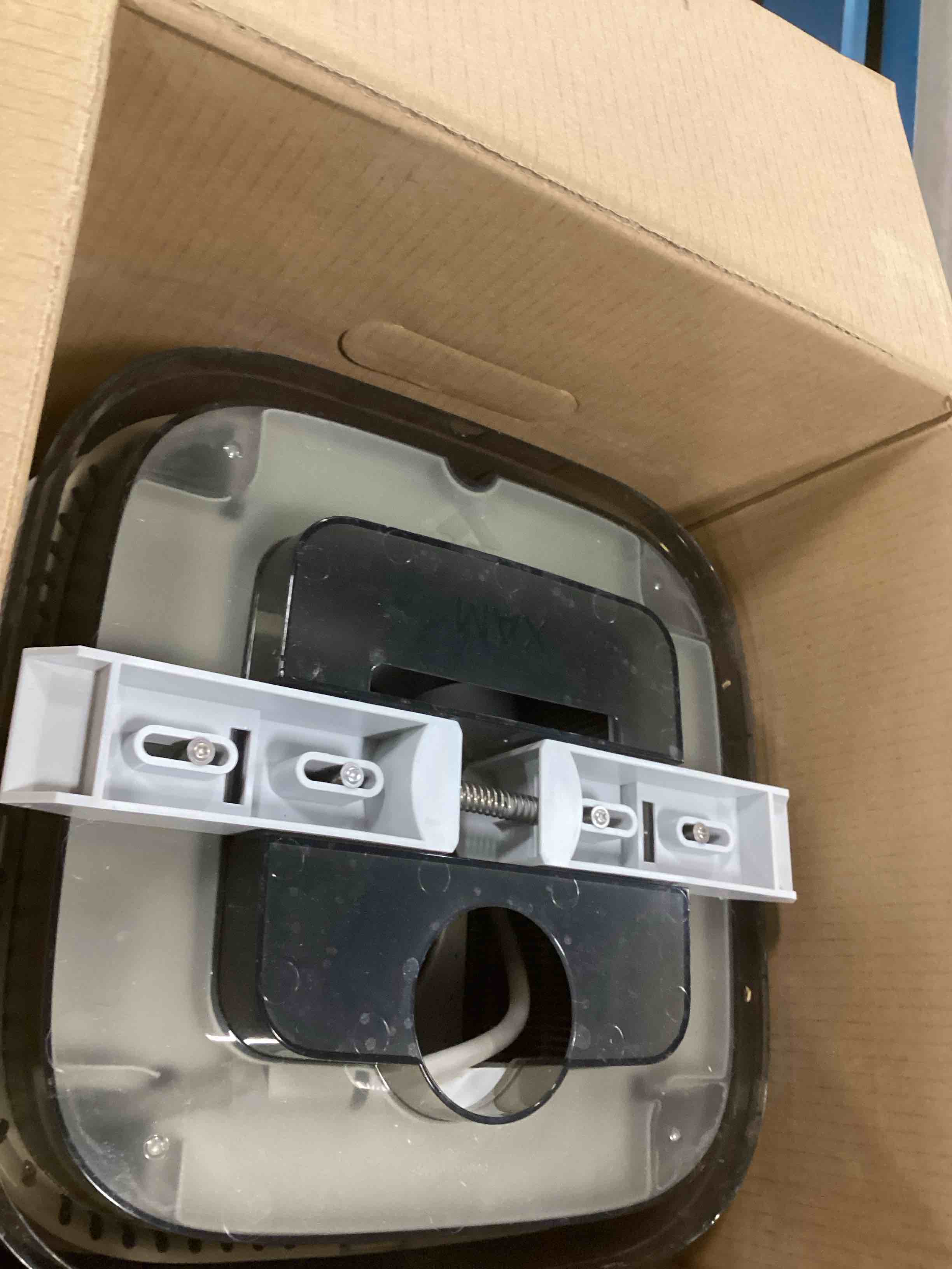 https://s3.amazonaws.com/lotting-images-prod/bidfta/PPE2076452_1741376695869.jpeg