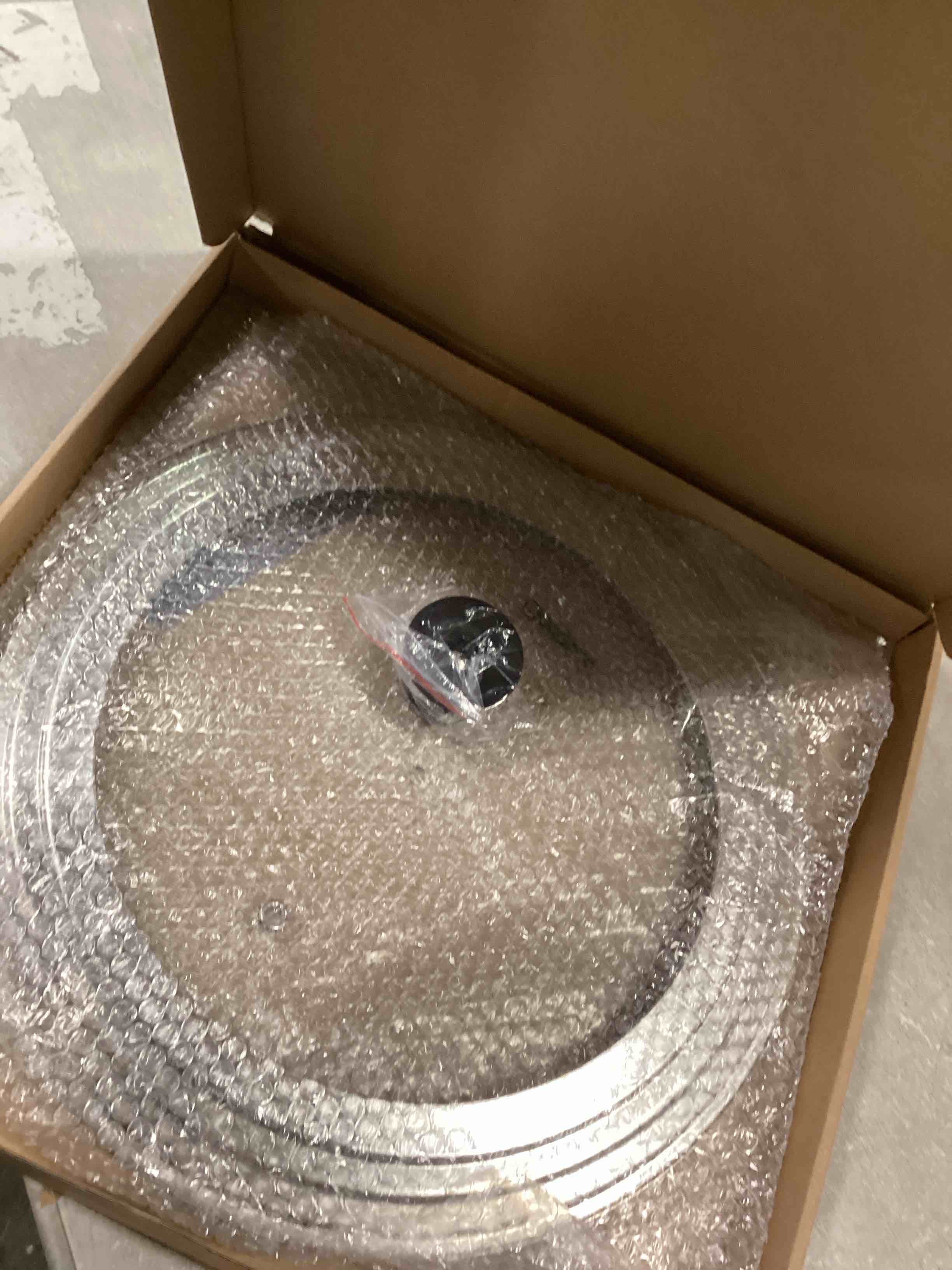 https://s3.amazonaws.com/lotting-images-prod/bidfta/PPE2084700_1740079292299.jpeg