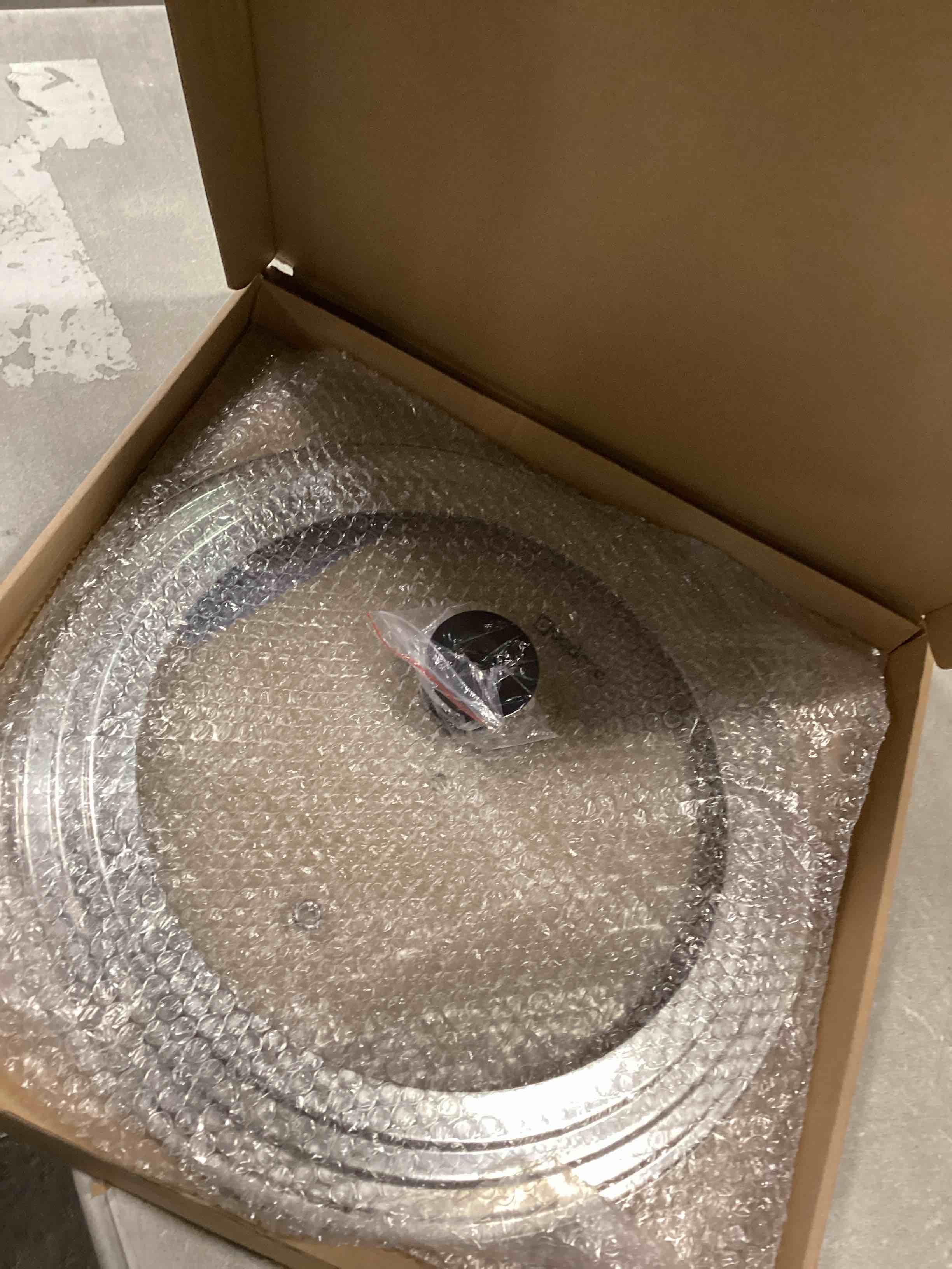 https://s3.amazonaws.com/lotting-images-prod/bidfta/PPE2084700_1740079293280.jpeg