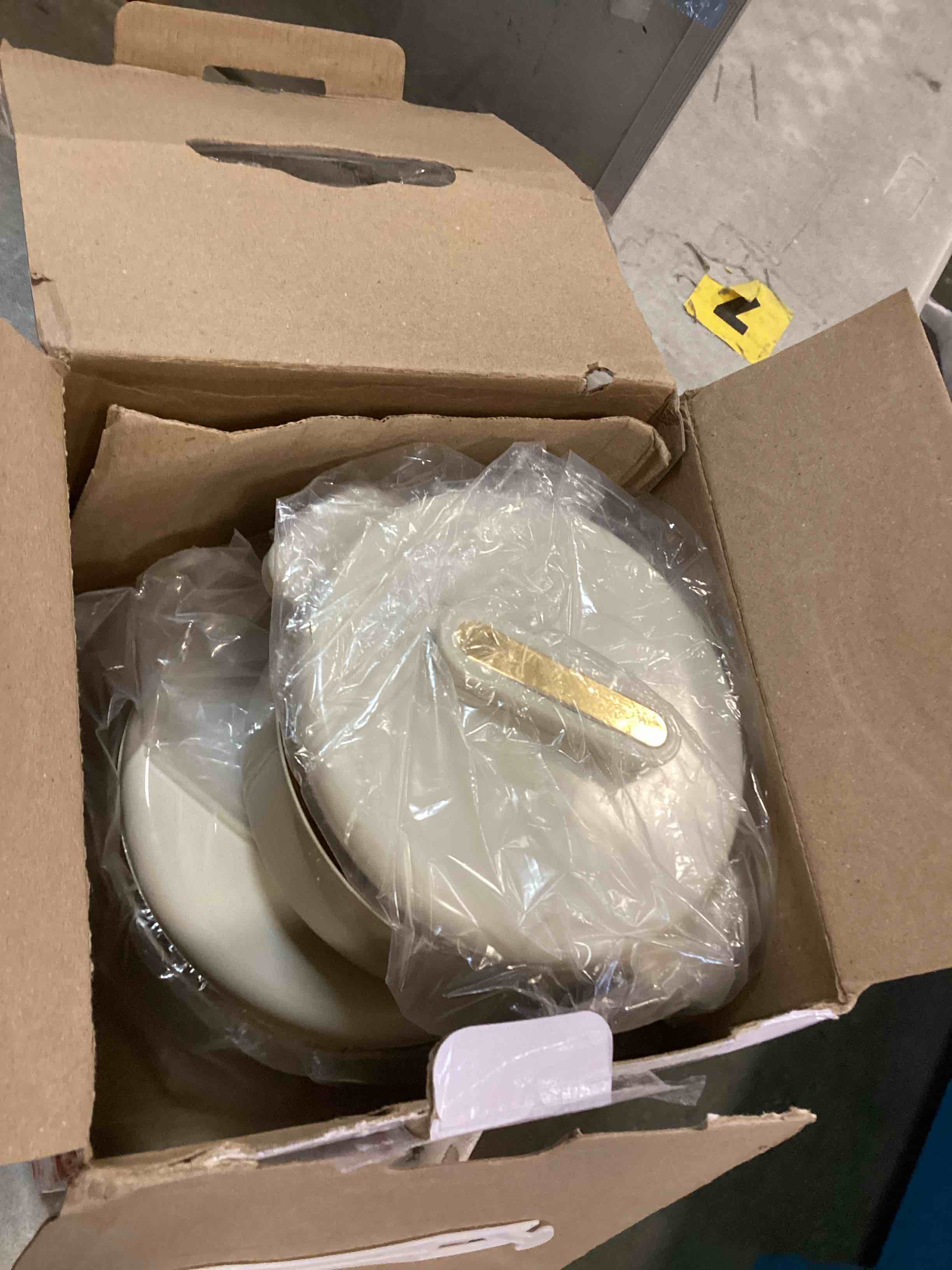 https://s3.amazonaws.com/lotting-images-prod/bidfta/PPE2088154_1740499980402.jpeg
