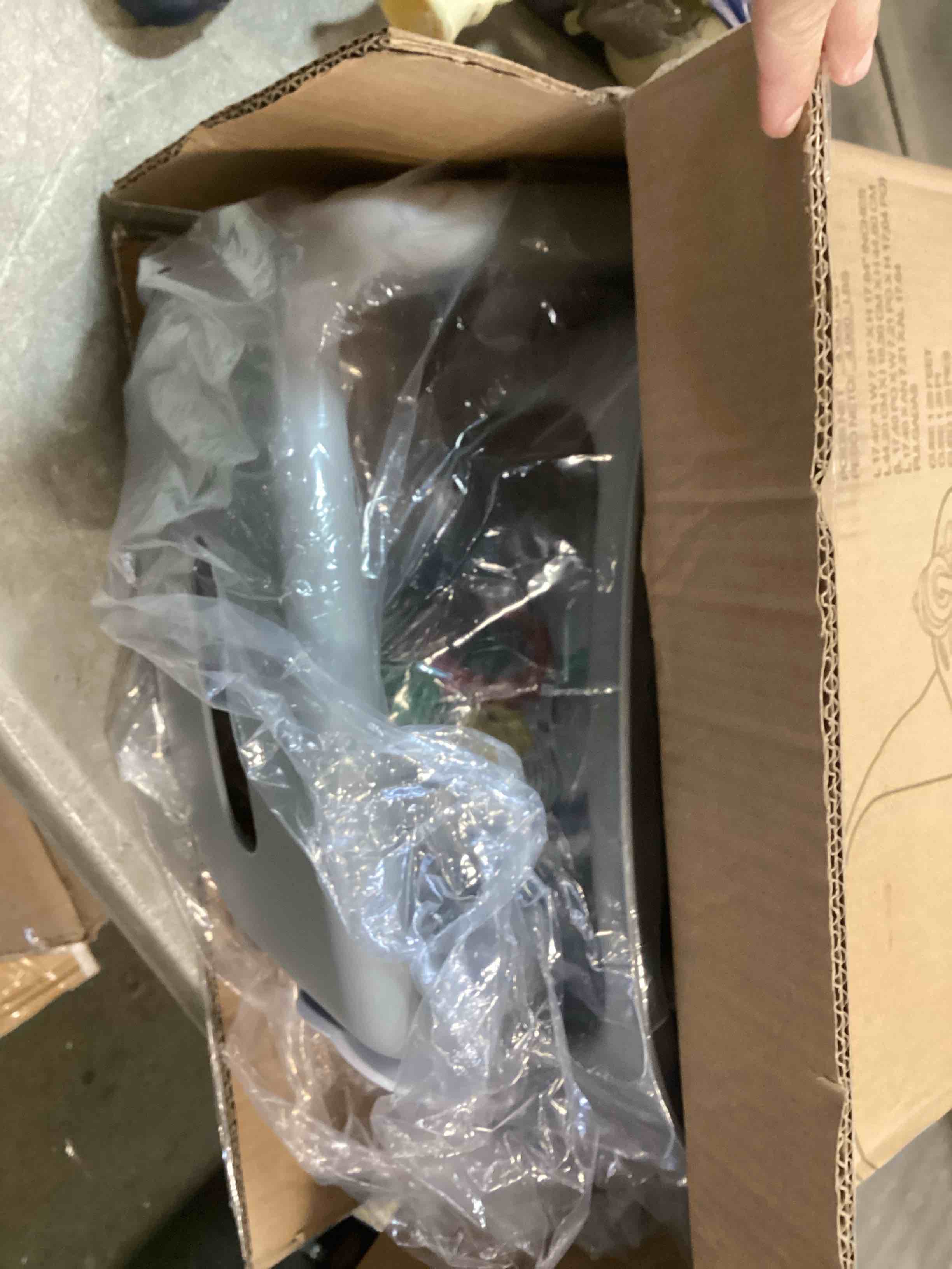 https://s3.amazonaws.com/lotting-images-prod/bidfta/PPE2088226_1740508538571.jpeg