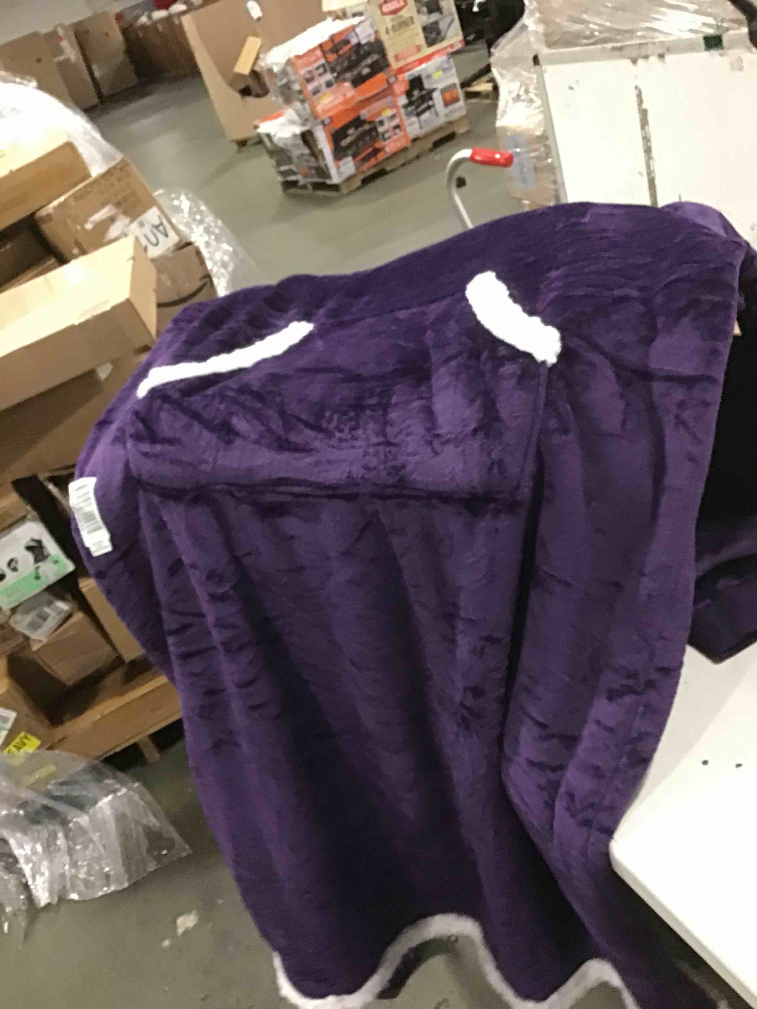 https://s3.amazonaws.com/lotting-images-prod/bidfta/PPE2108346_1736426092208.jpeg