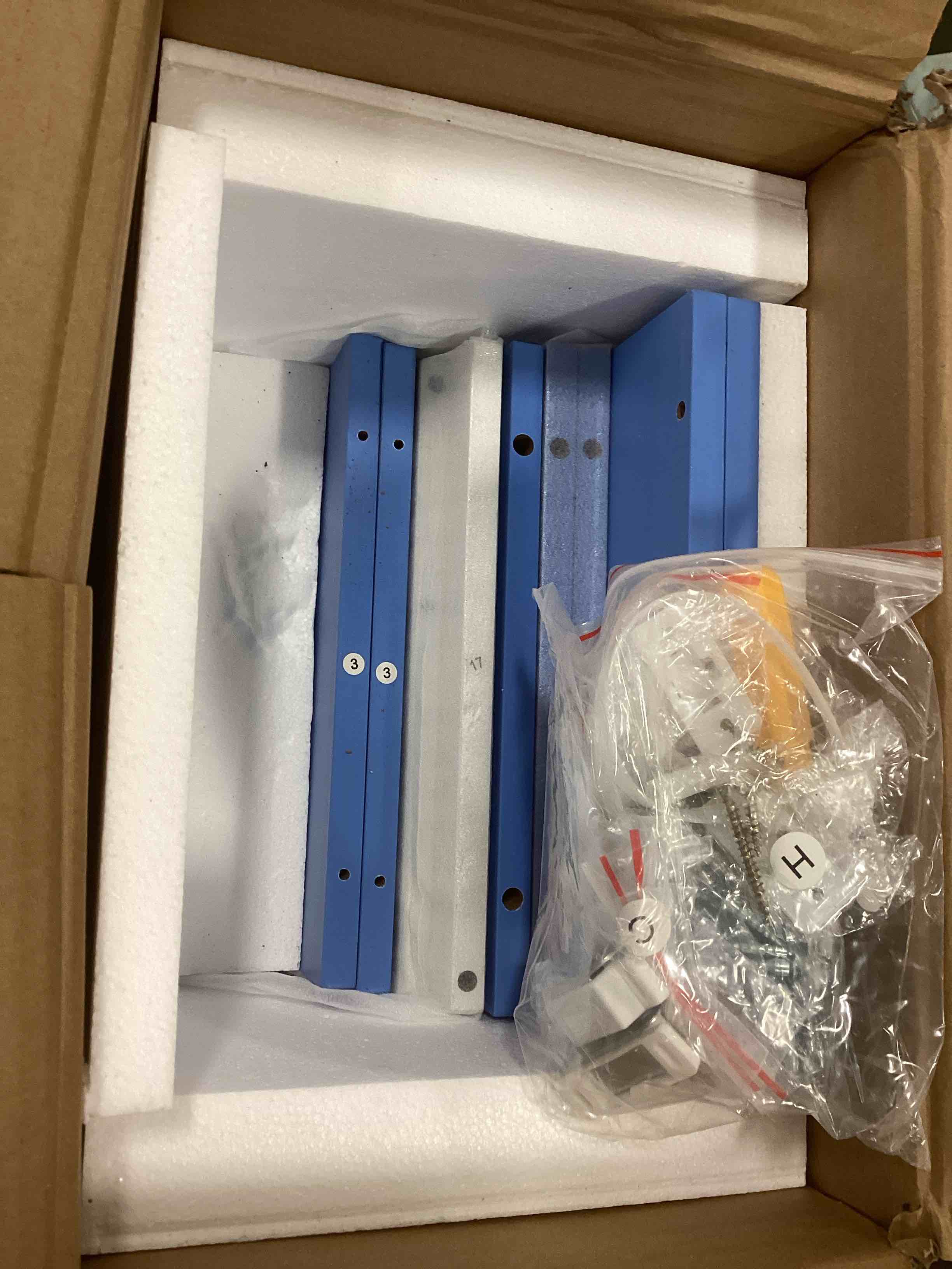 https://s3.amazonaws.com/lotting-images-prod/bidfta/PPE2112979_1737134123042.jpeg
