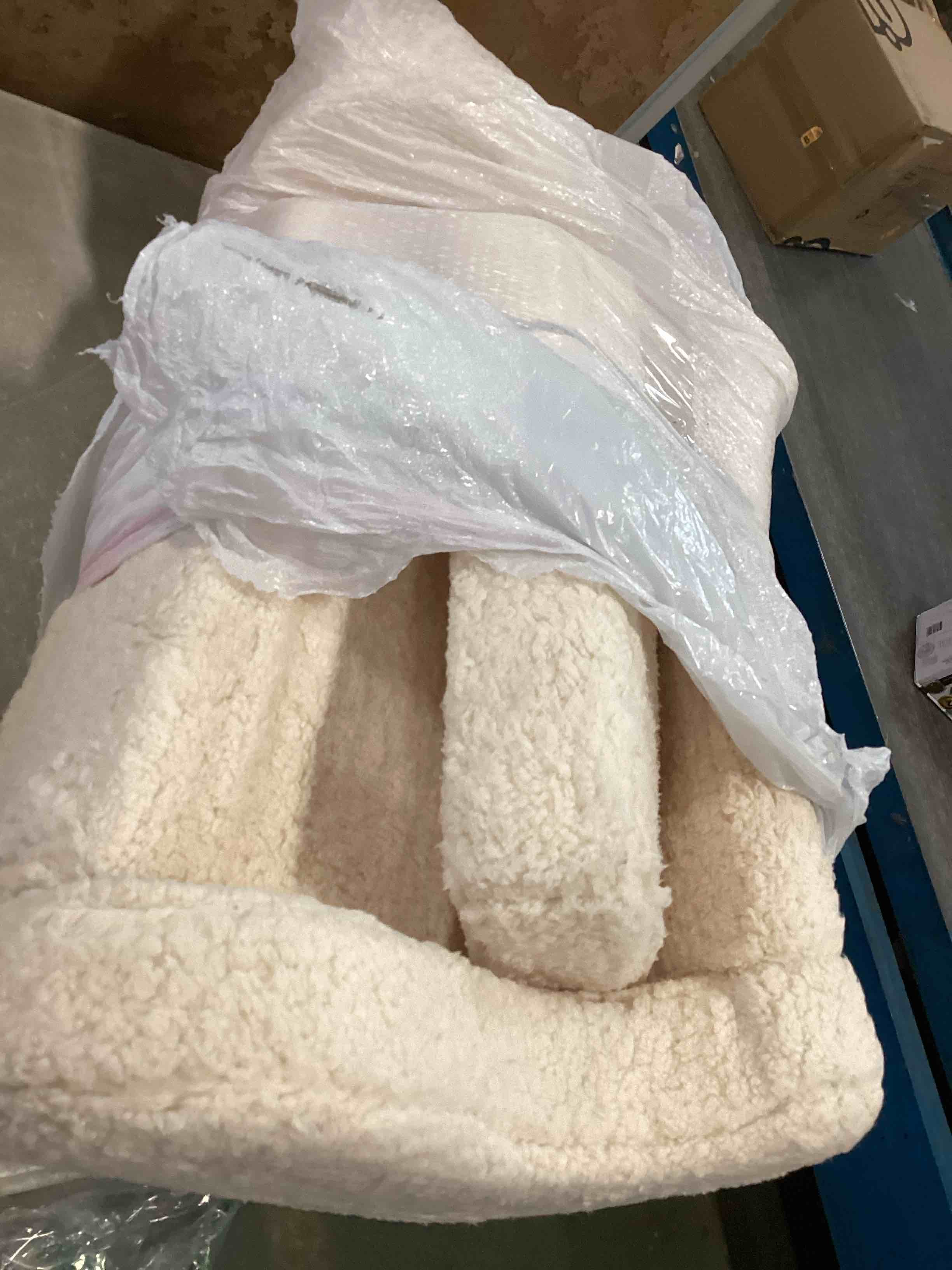 https://s3.amazonaws.com/lotting-images-prod/bidfta/PPE2123405_1736537013949.jpeg
