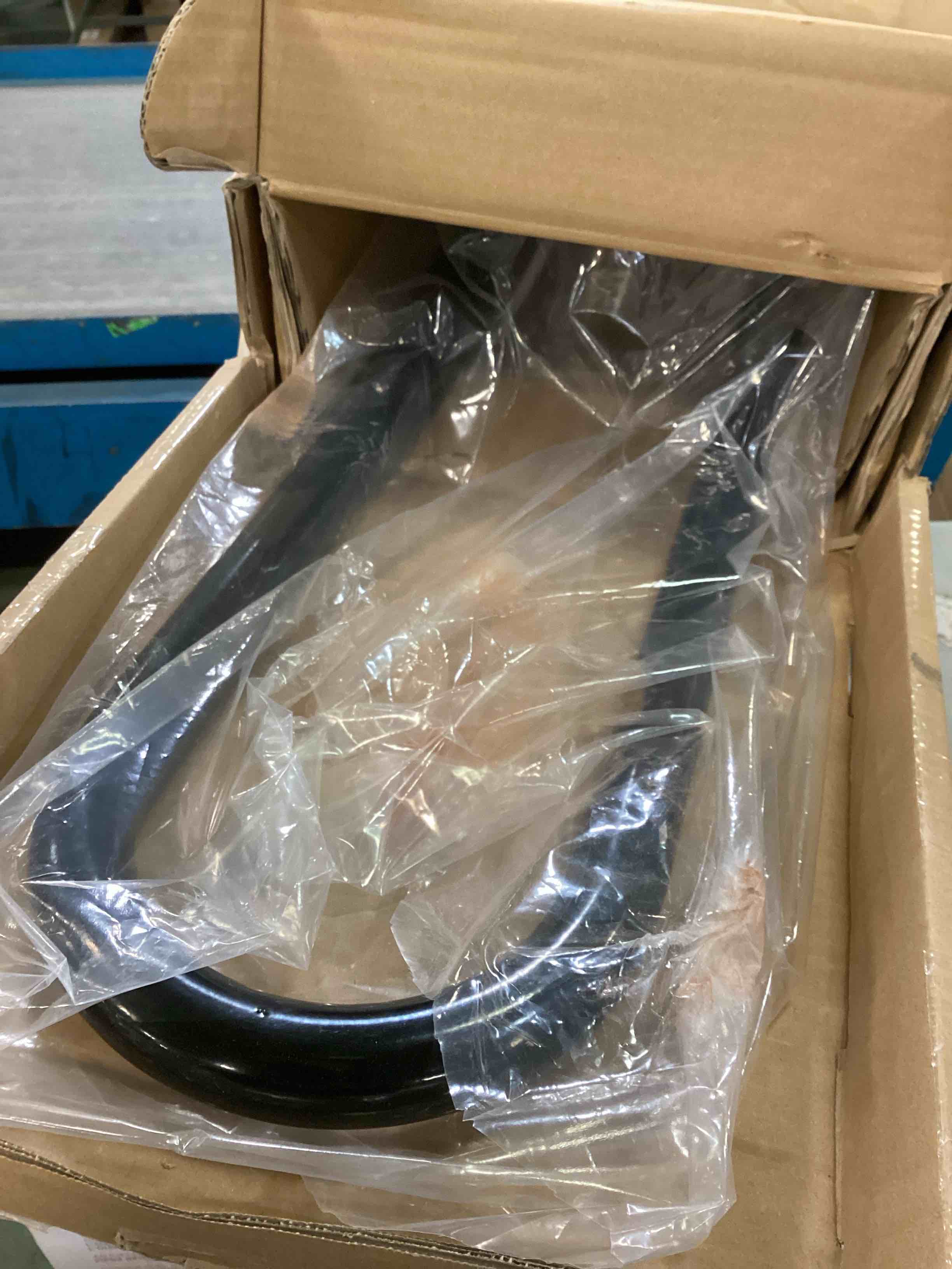 https://s3.amazonaws.com/lotting-images-prod/bidfta/PPE2136379_1743013523961.jpeg