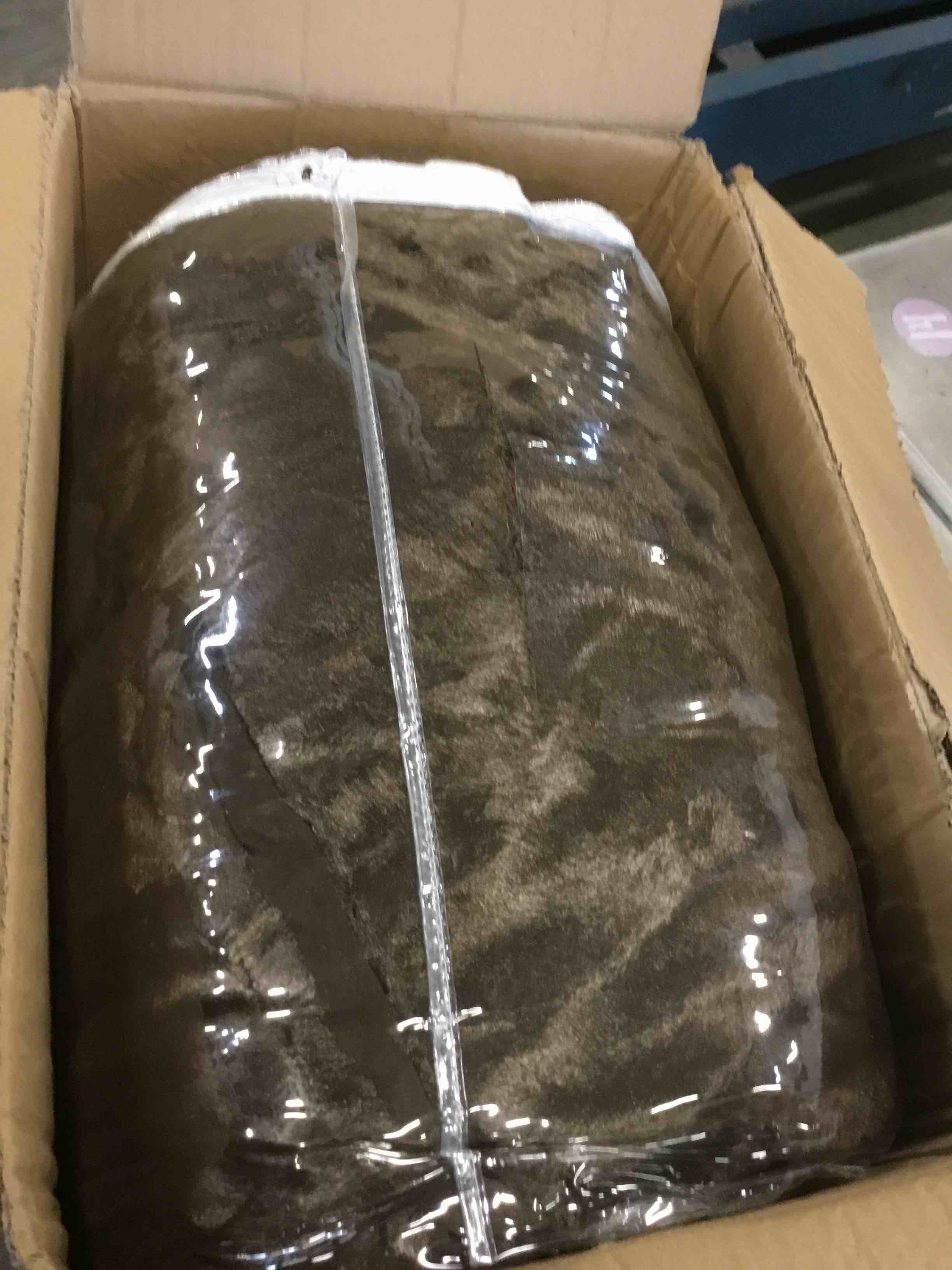 https://s3.amazonaws.com/lotting-images-prod/bidfta/PPE2137135_1740758533650.jpeg