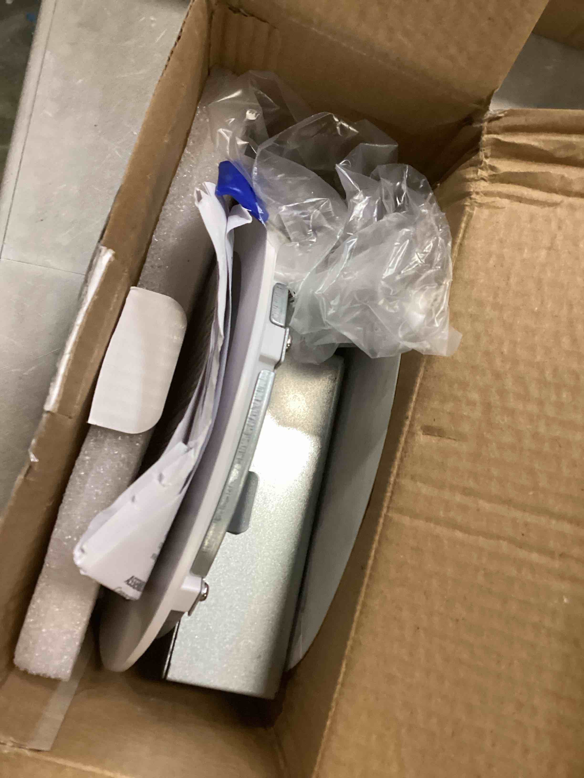 https://s3.amazonaws.com/lotting-images-prod/bidfta/PPE2146013_1740498145164.jpeg