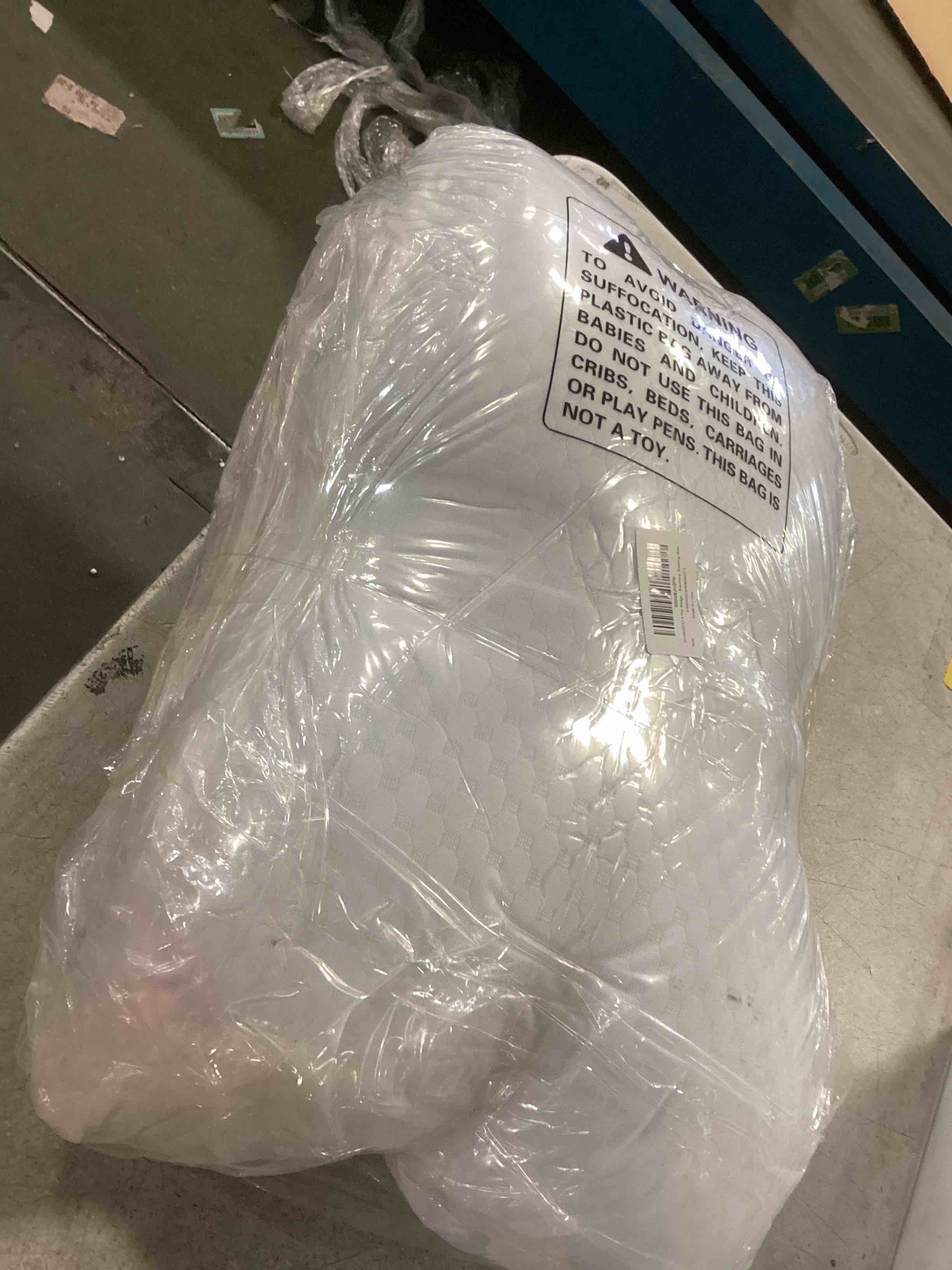 https://s3.amazonaws.com/lotting-images-prod/bidfta/PPE2148426_1741716221265.jpeg