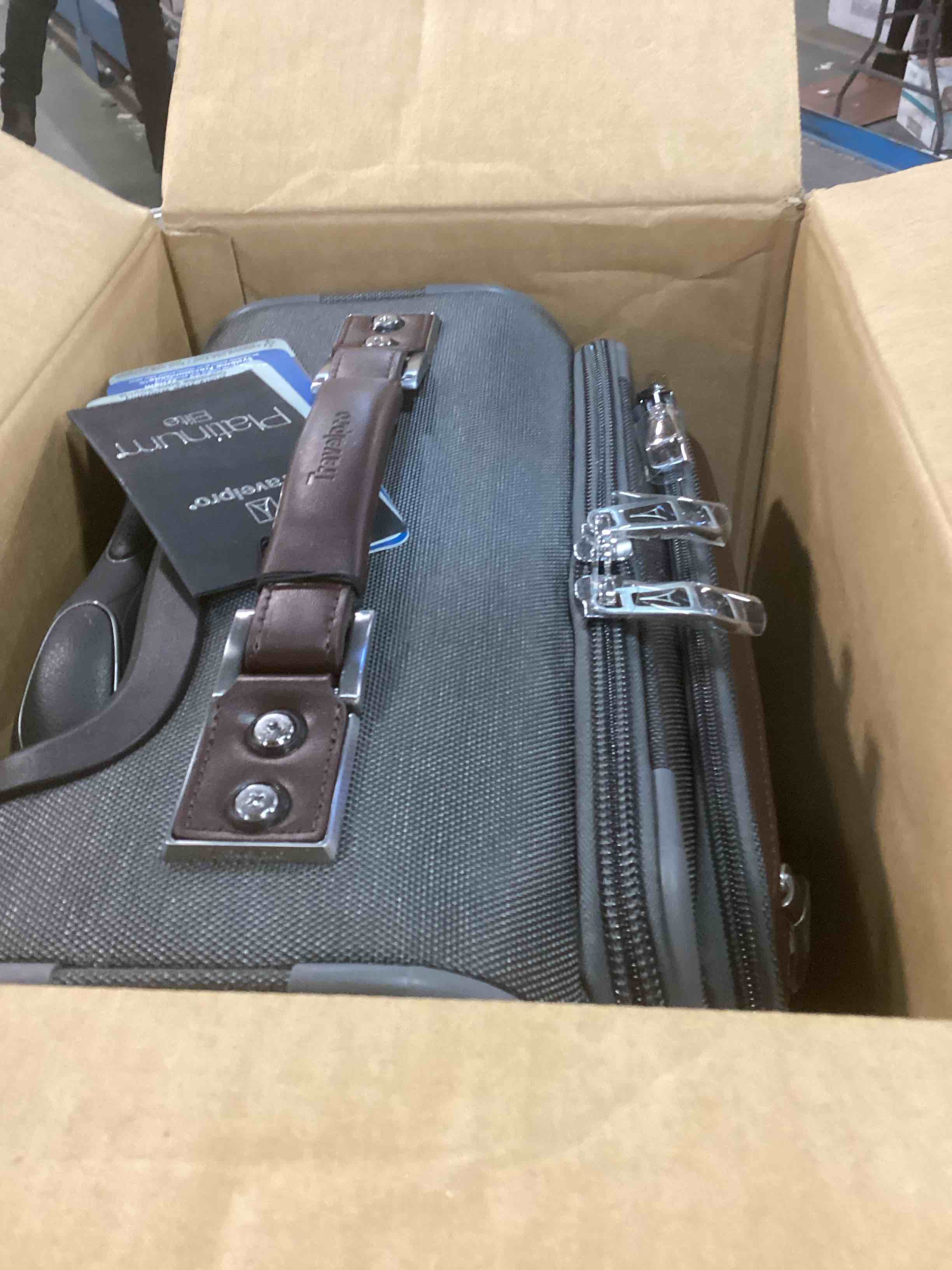 https://s3.amazonaws.com/lotting-images-prod/bidfta/PPE2158627_1738356093569.jpeg