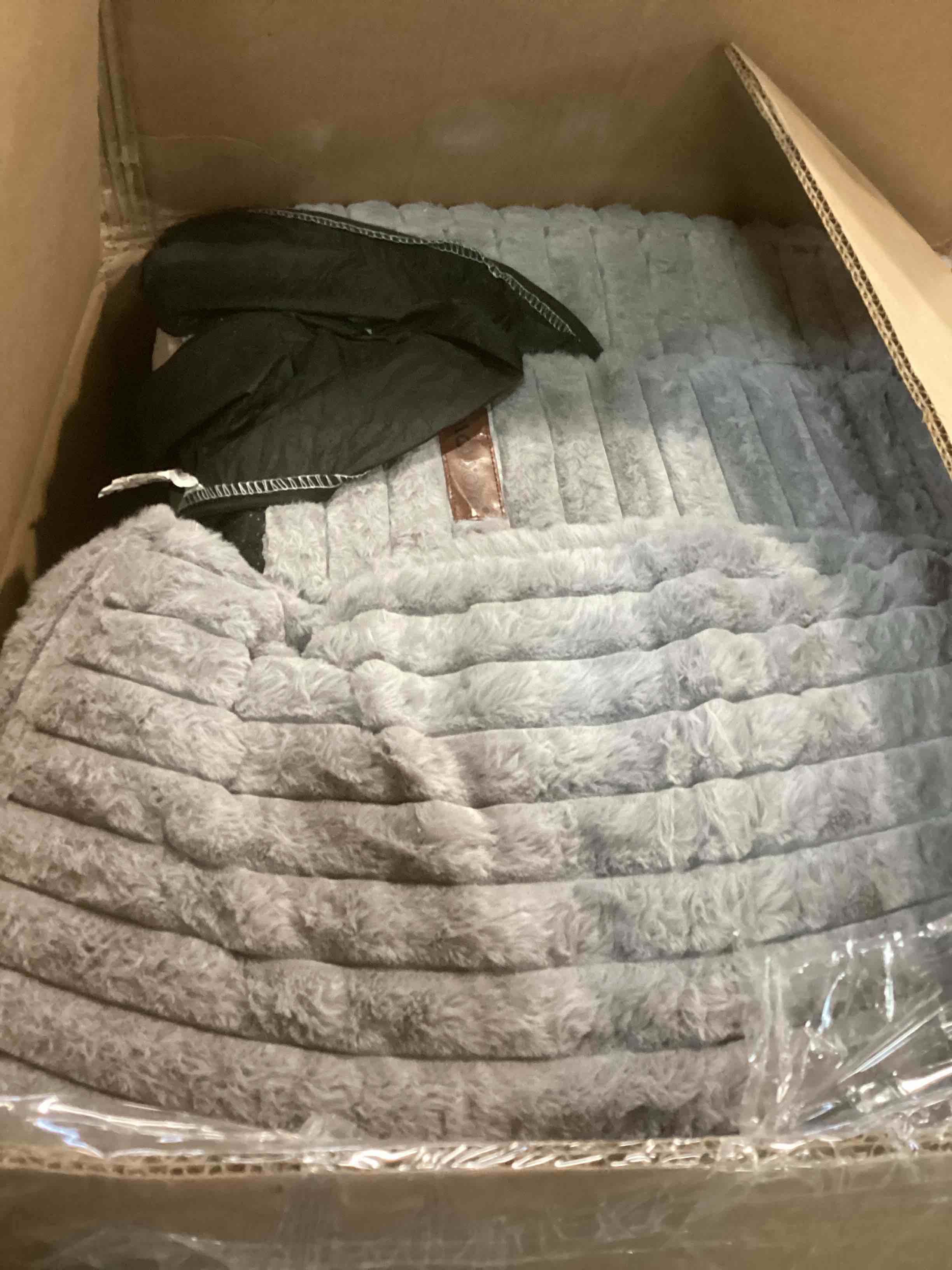 https://s3.amazonaws.com/lotting-images-prod/bidfta/PPE2158714_1738594391995.jpeg