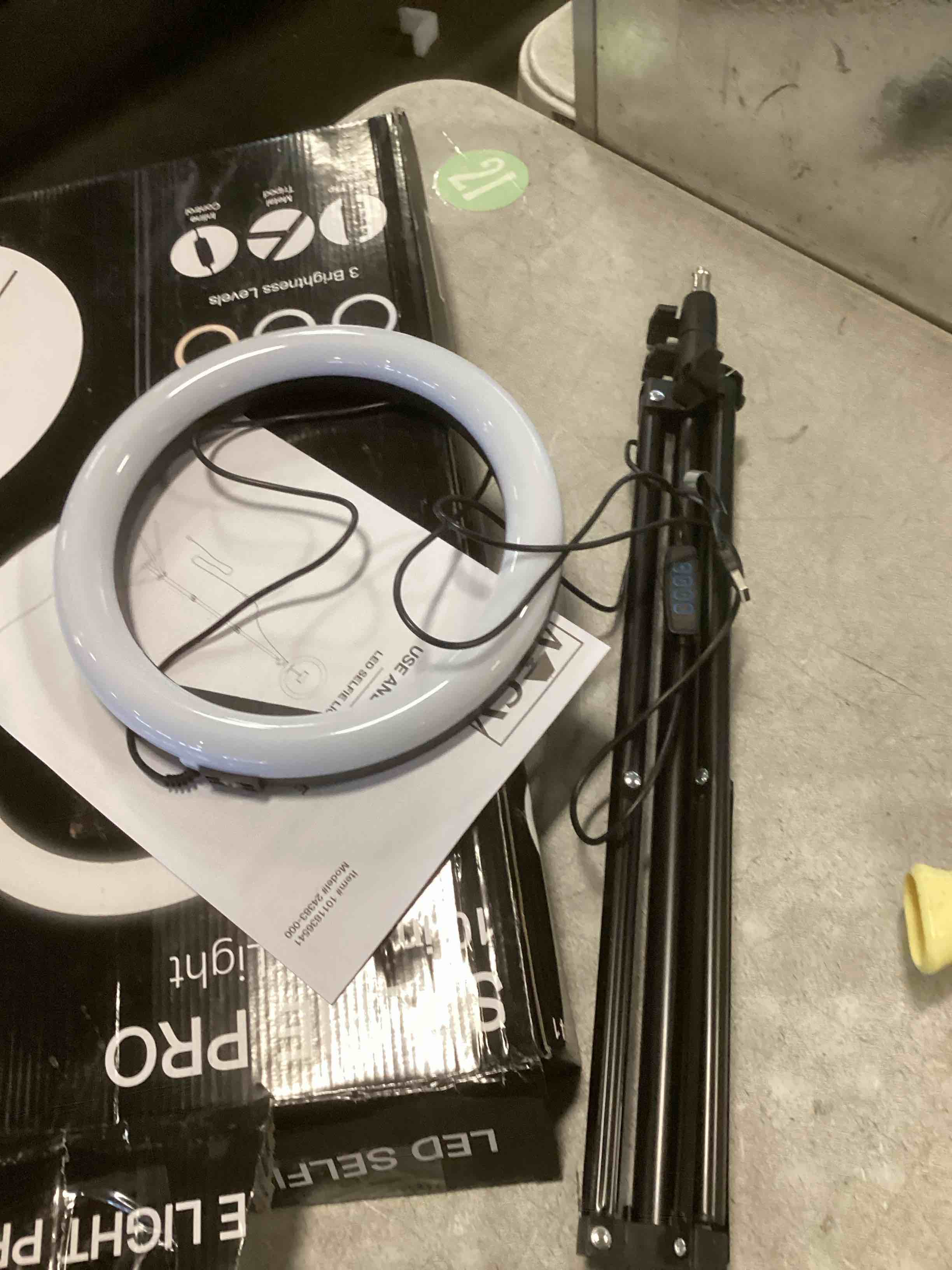 https://s3.amazonaws.com/lotting-images-prod/bidfta/PPE2175907_1739215235517.jpeg