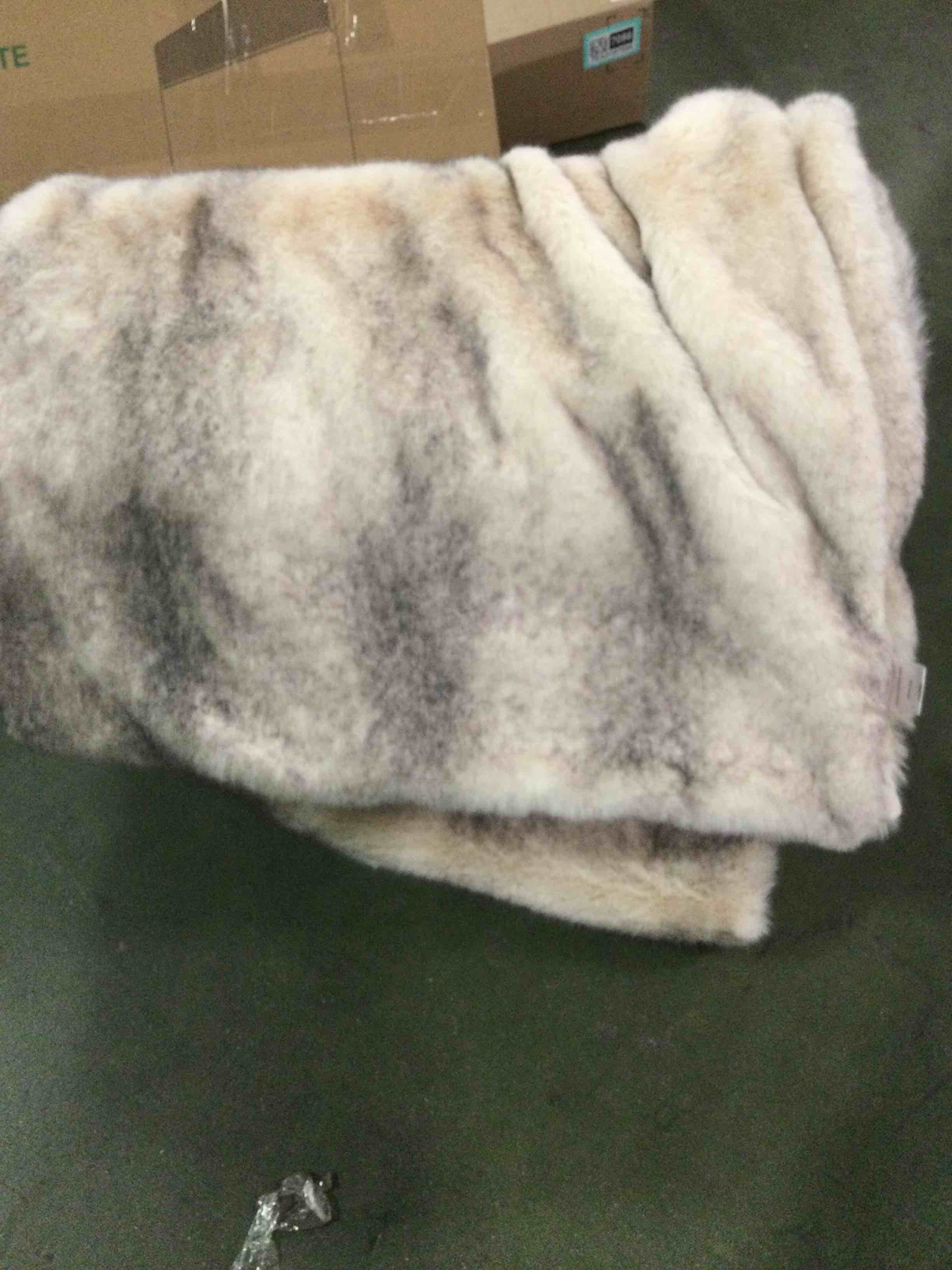 https://s3.amazonaws.com/lotting-images-prod/bidfta/PPE2179347_1736457073589.jpeg