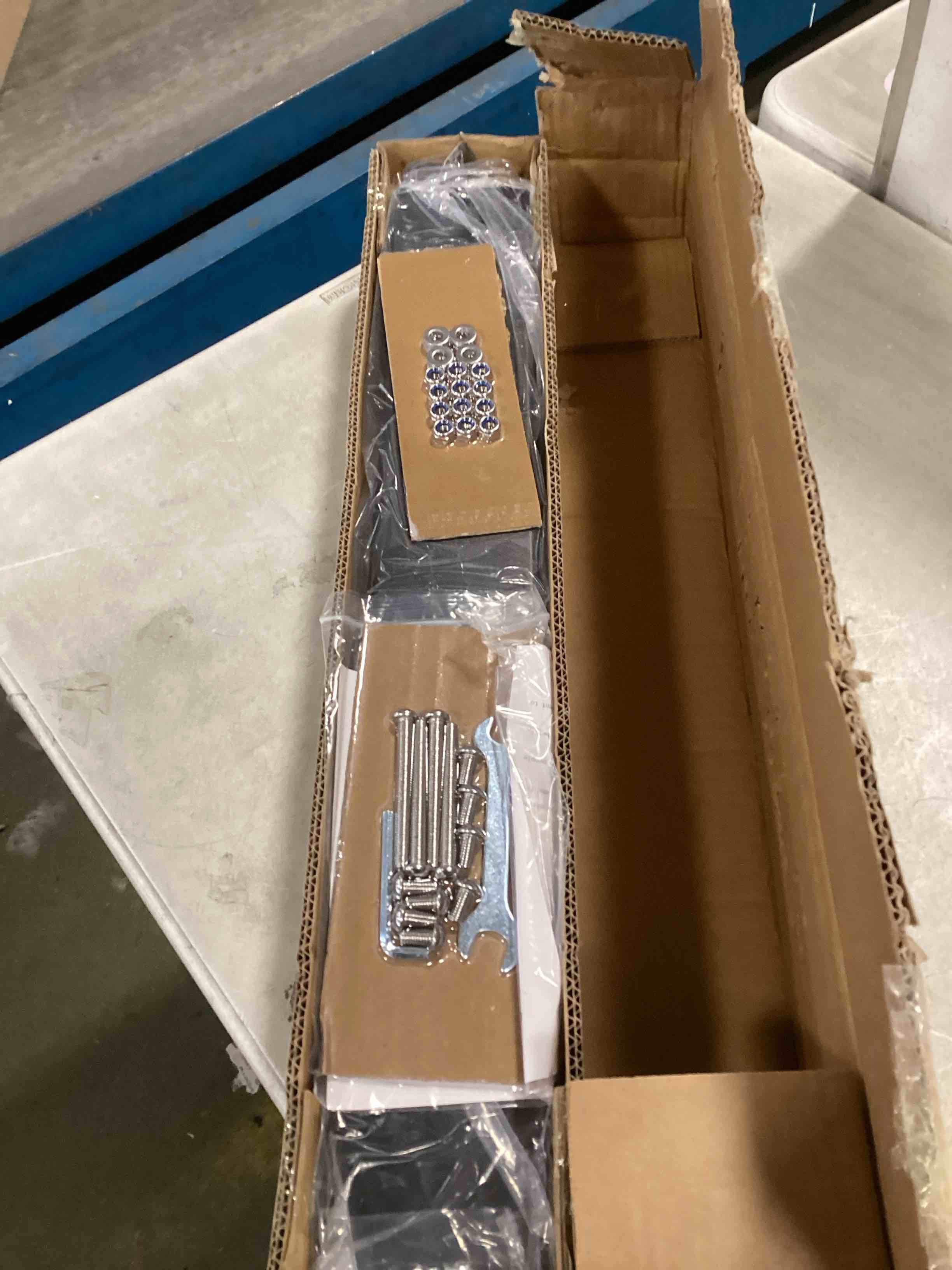 https://s3.amazonaws.com/lotting-images-prod/bidfta/PPE2184496_1737556493932.jpeg
