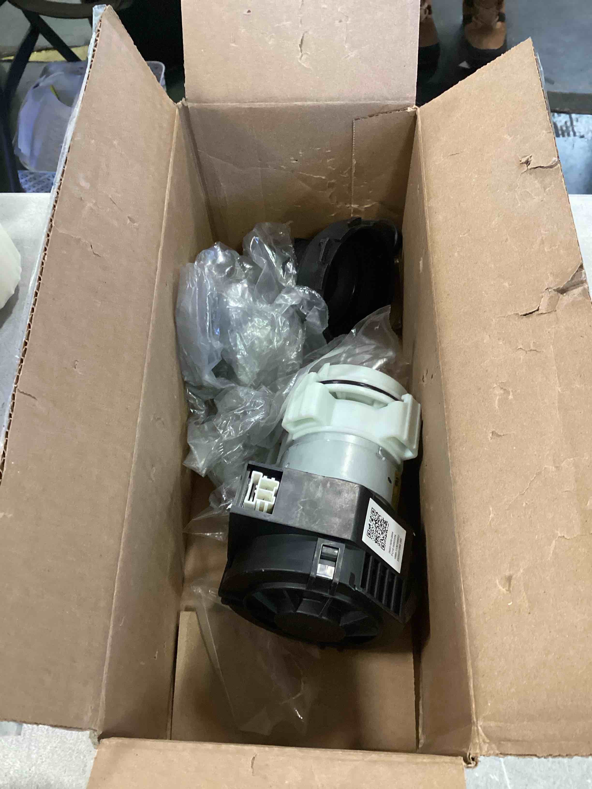 https://s3.amazonaws.com/lotting-images-prod/bidfta/PPE2194257_1735844148540.jpeg