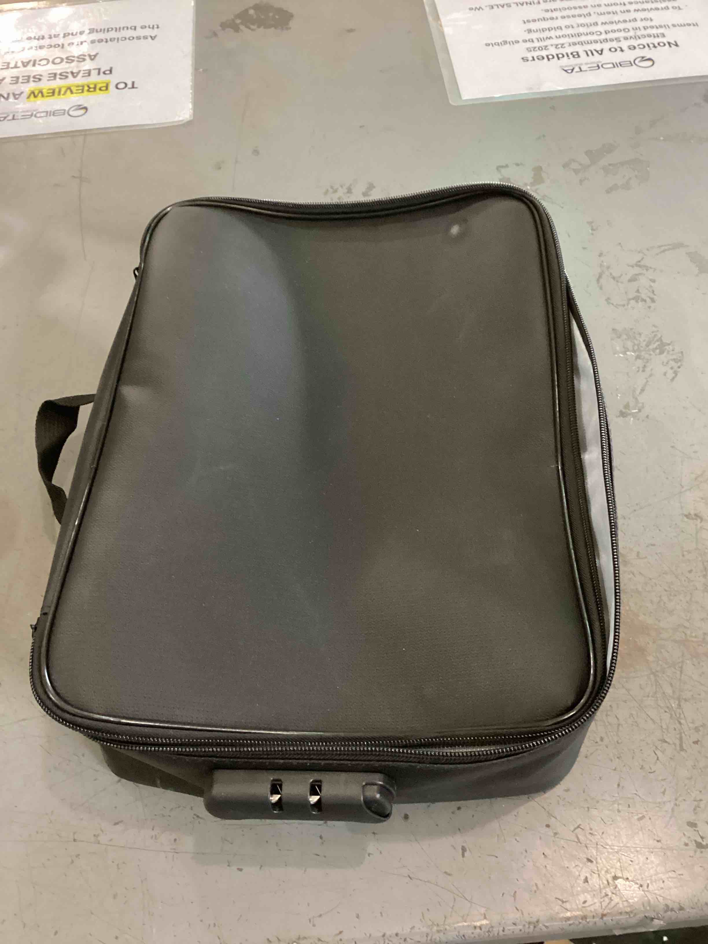 Locking luggage bag