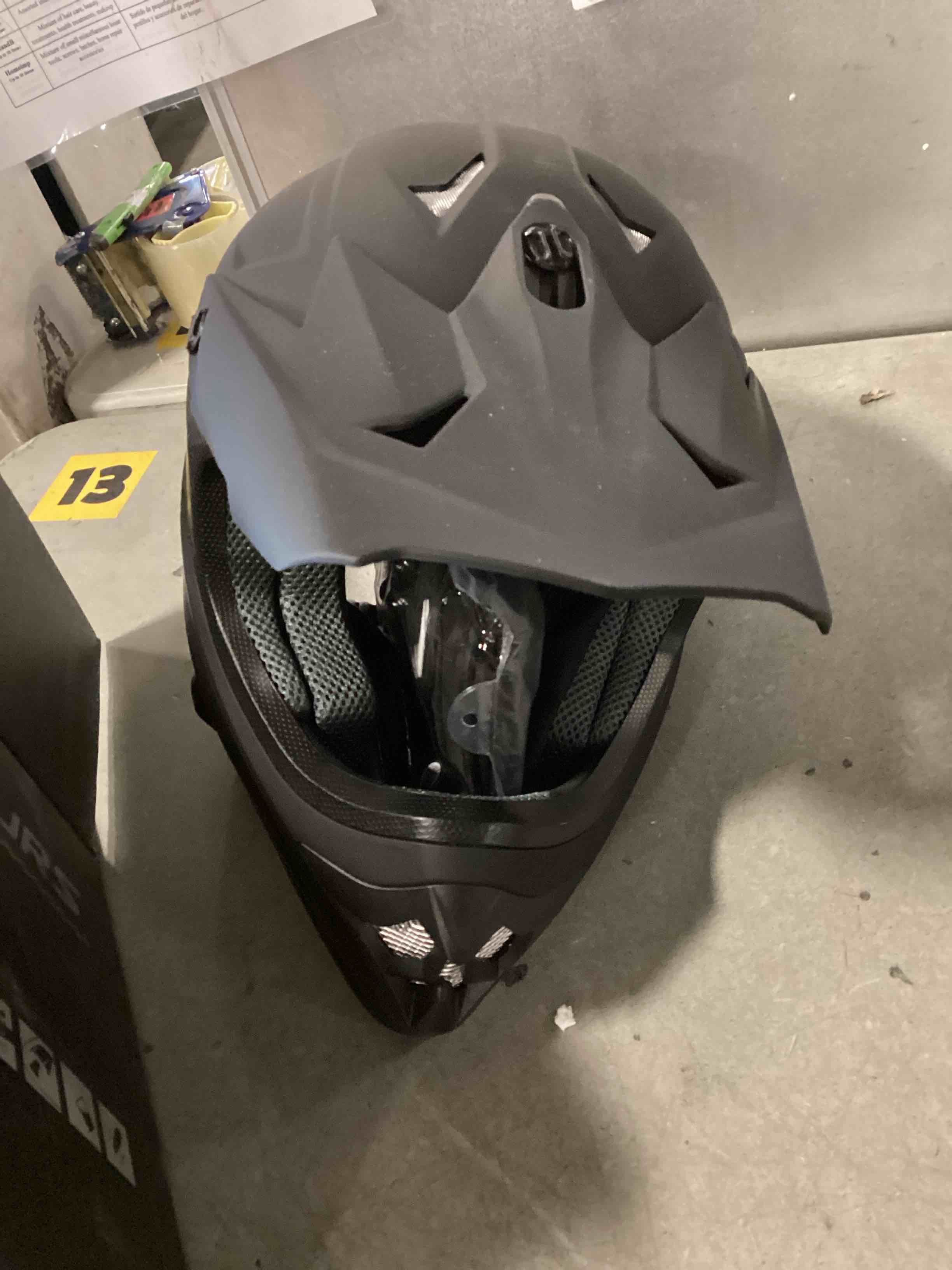 https://s3.amazonaws.com/lotting-images-prod/bidfta/PPE2230644_1737750859849.jpeg