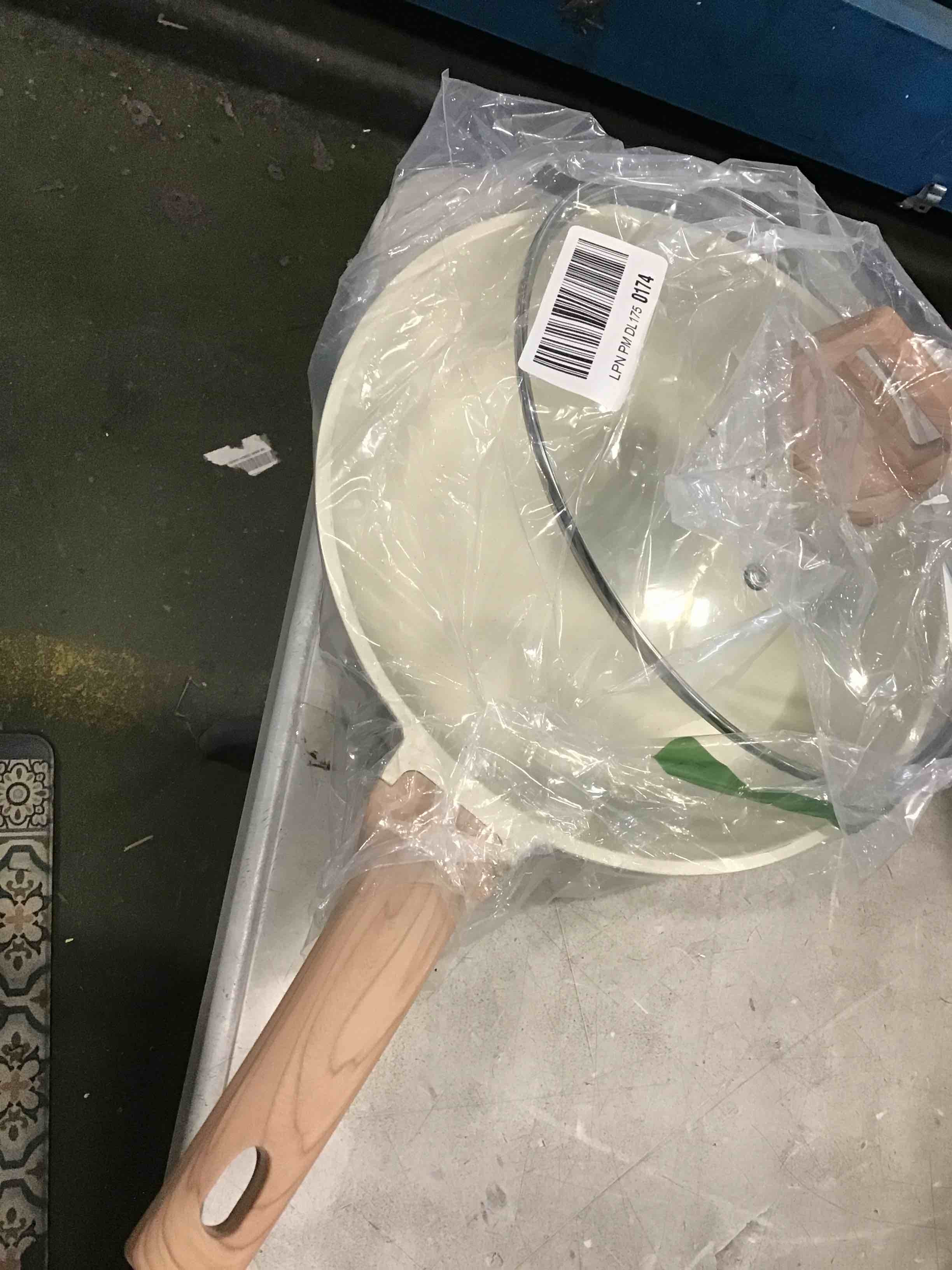 https://s3.amazonaws.com/lotting-images-prod/bidfta/PPE2230906_1738077885099.jpeg