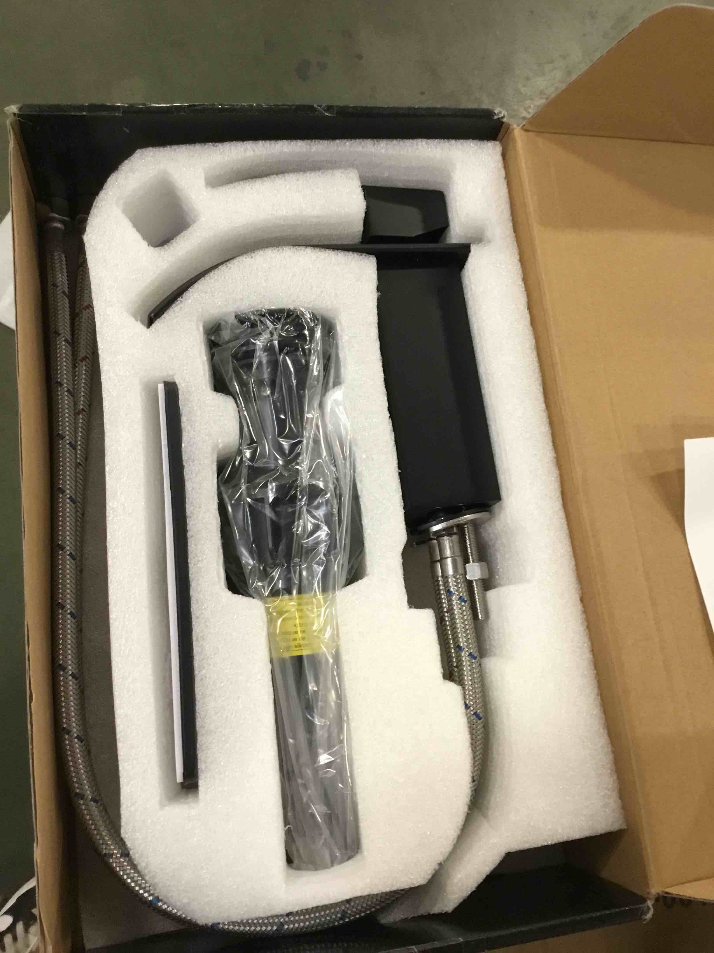 https://s3.amazonaws.com/lotting-images-prod/bidfta/PPE2264903_1746190121467.jpeg
