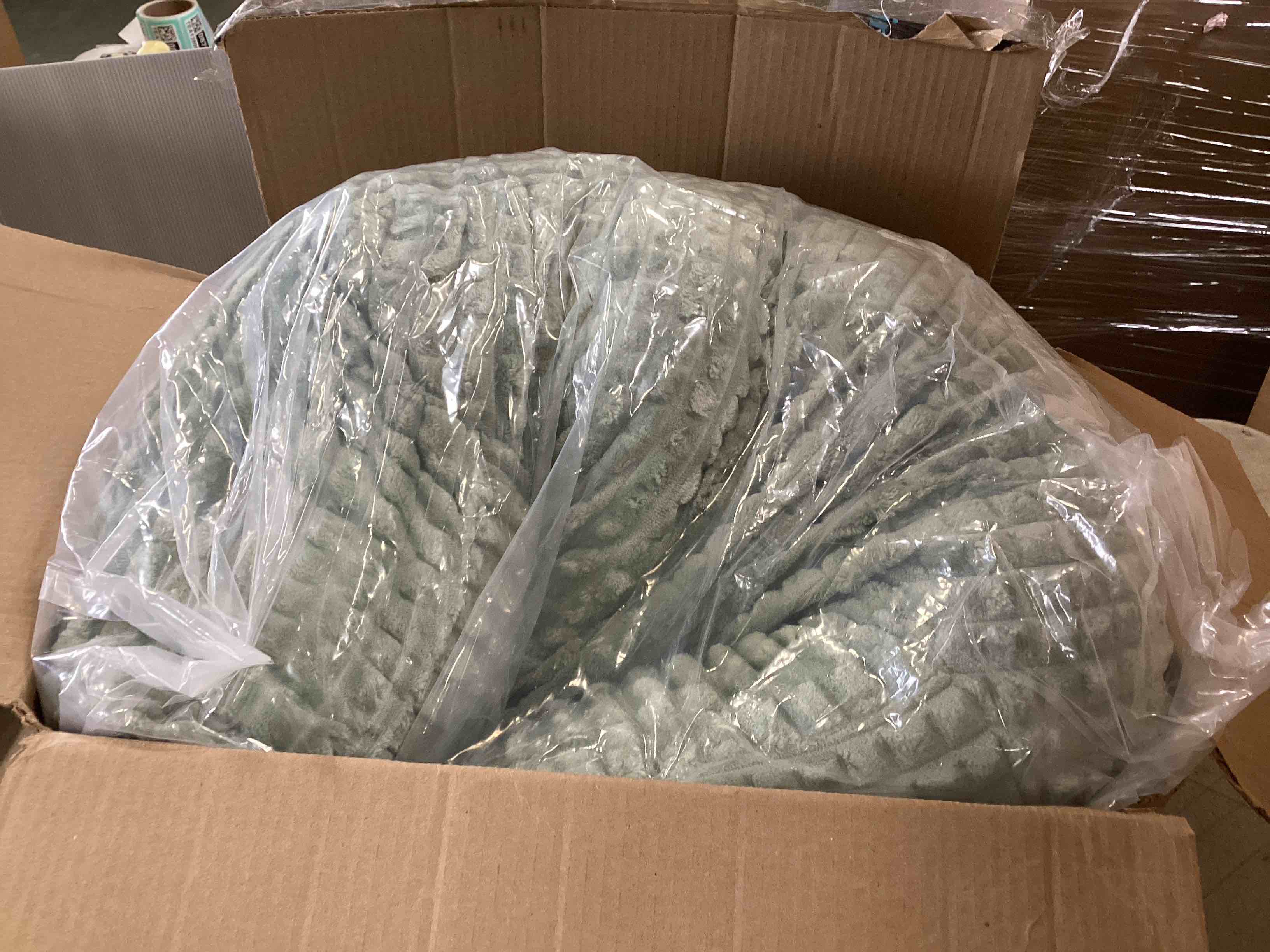 https://s3.amazonaws.com/lotting-images-prod/bidfta/PPE2267953_1746555569552.jpeg