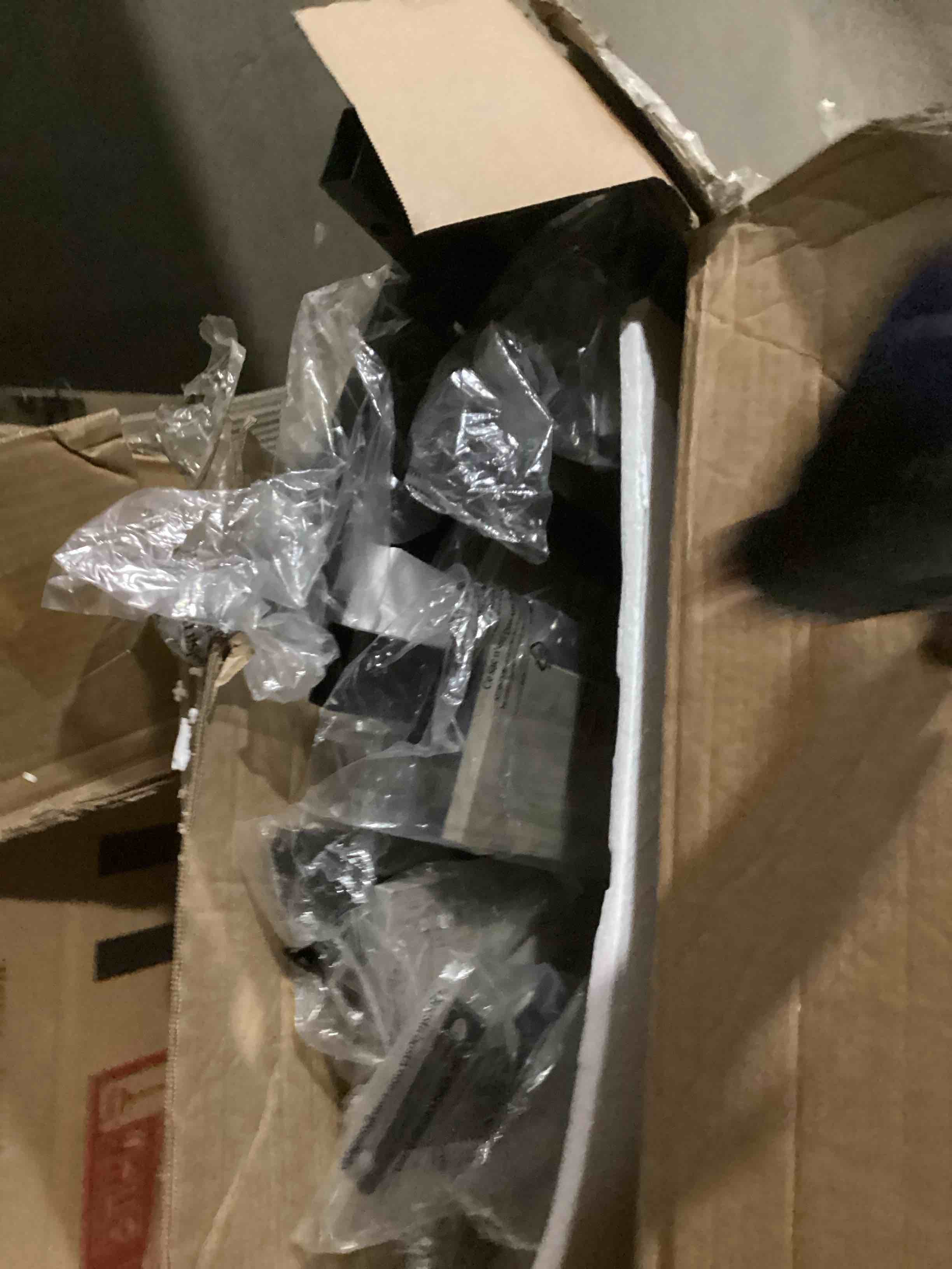 https://s3.amazonaws.com/lotting-images-prod/bidfta/PPE2274044_1745497044614.jpeg
