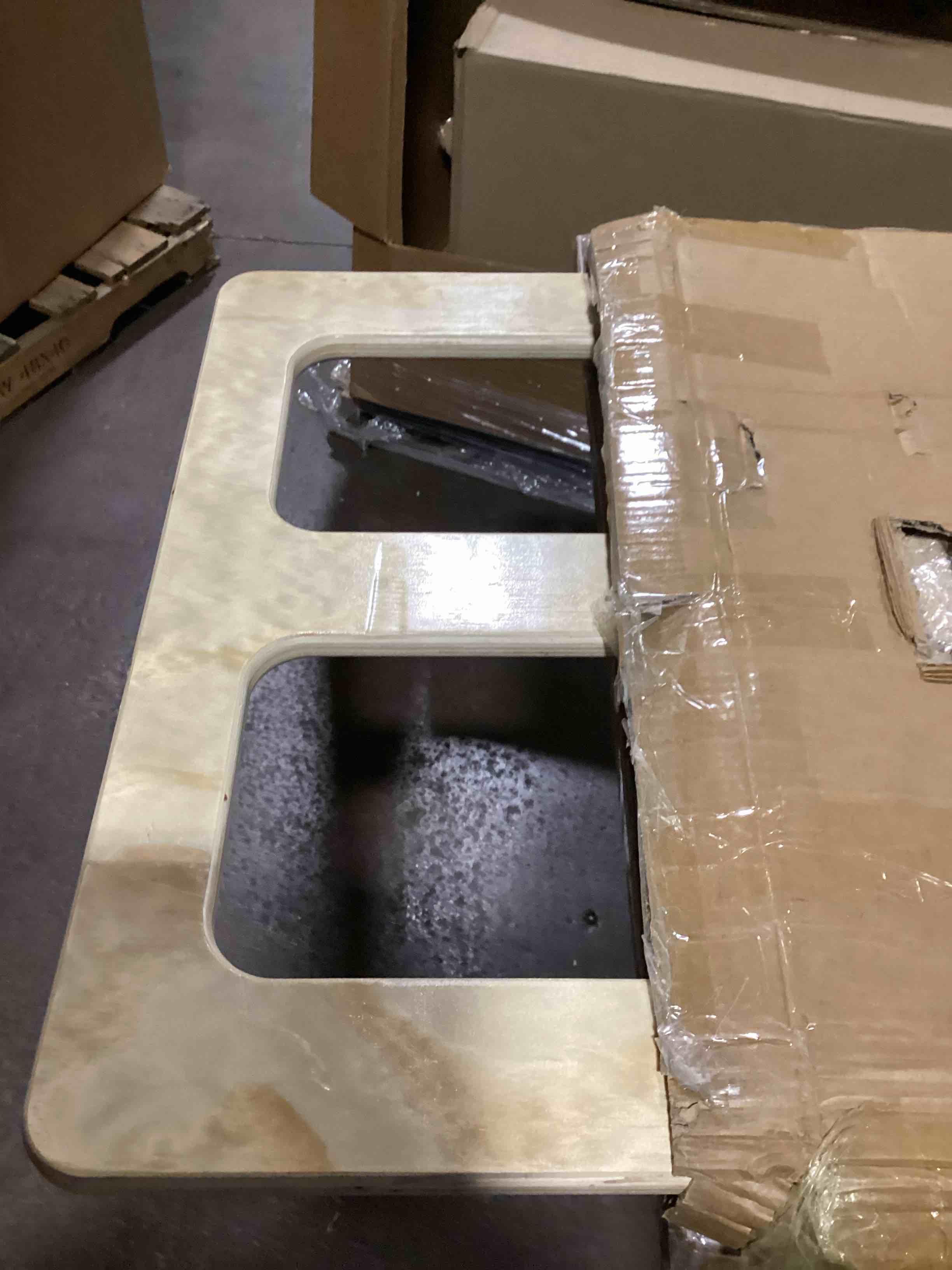 https://s3.amazonaws.com/lotting-images-prod/bidfta/PPE2277718_1744904579237.jpeg