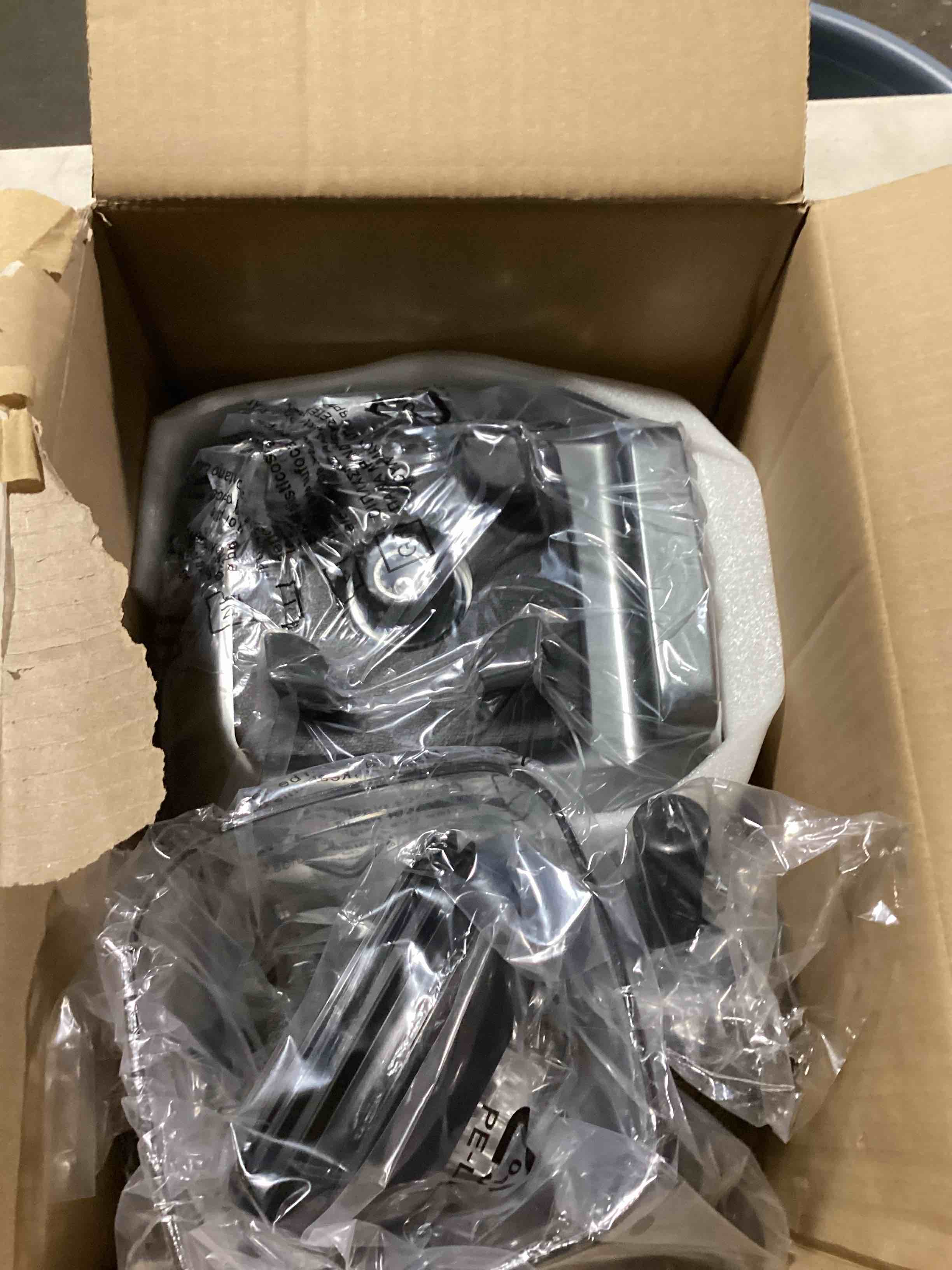 https://s3.amazonaws.com/lotting-images-prod/bidfta/PPE2280690_1746184459279.jpeg