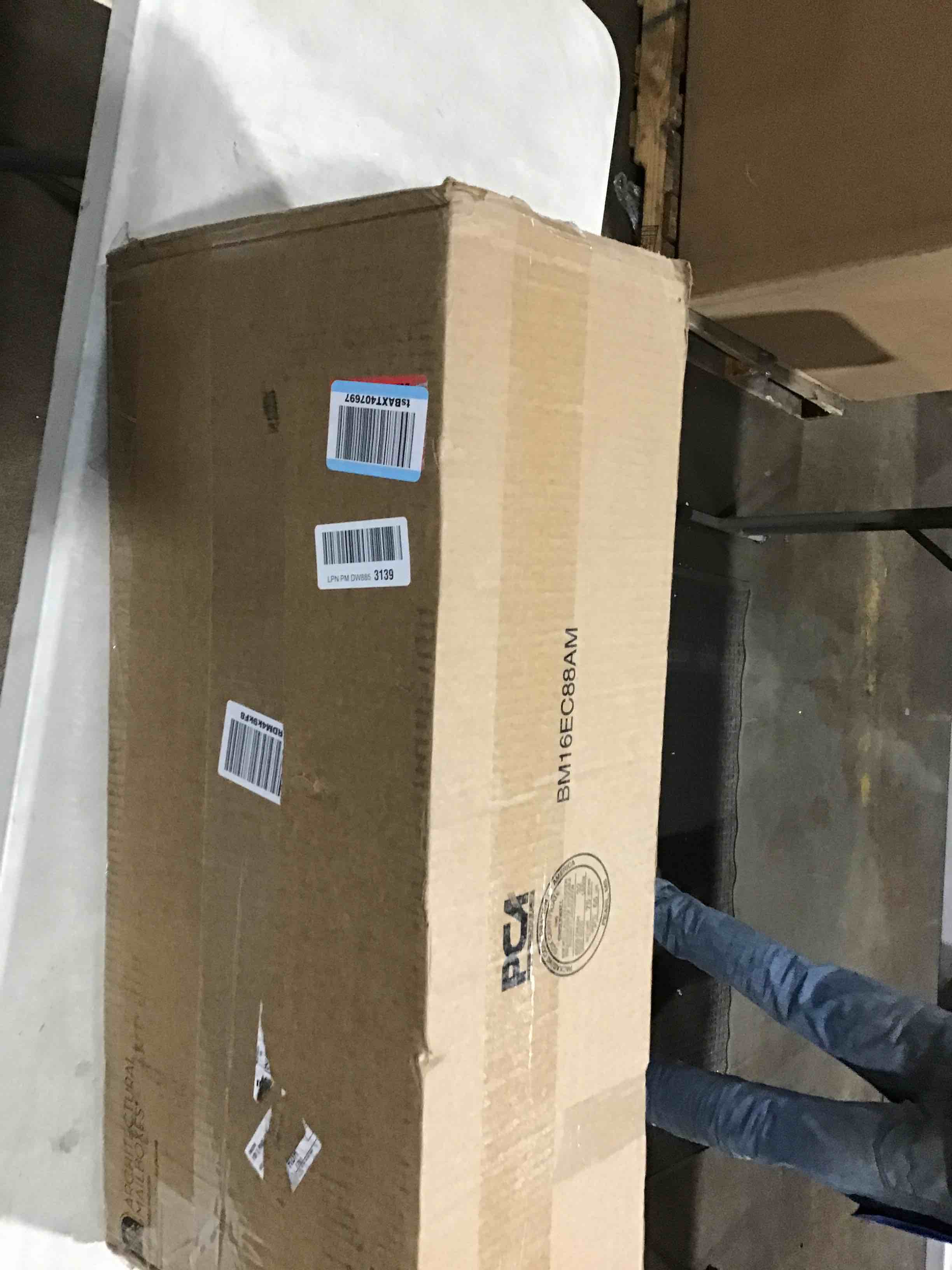 https://s3.amazonaws.com/lotting-images-prod/bidfta/PPE2284337_1744024473343.jpeg
