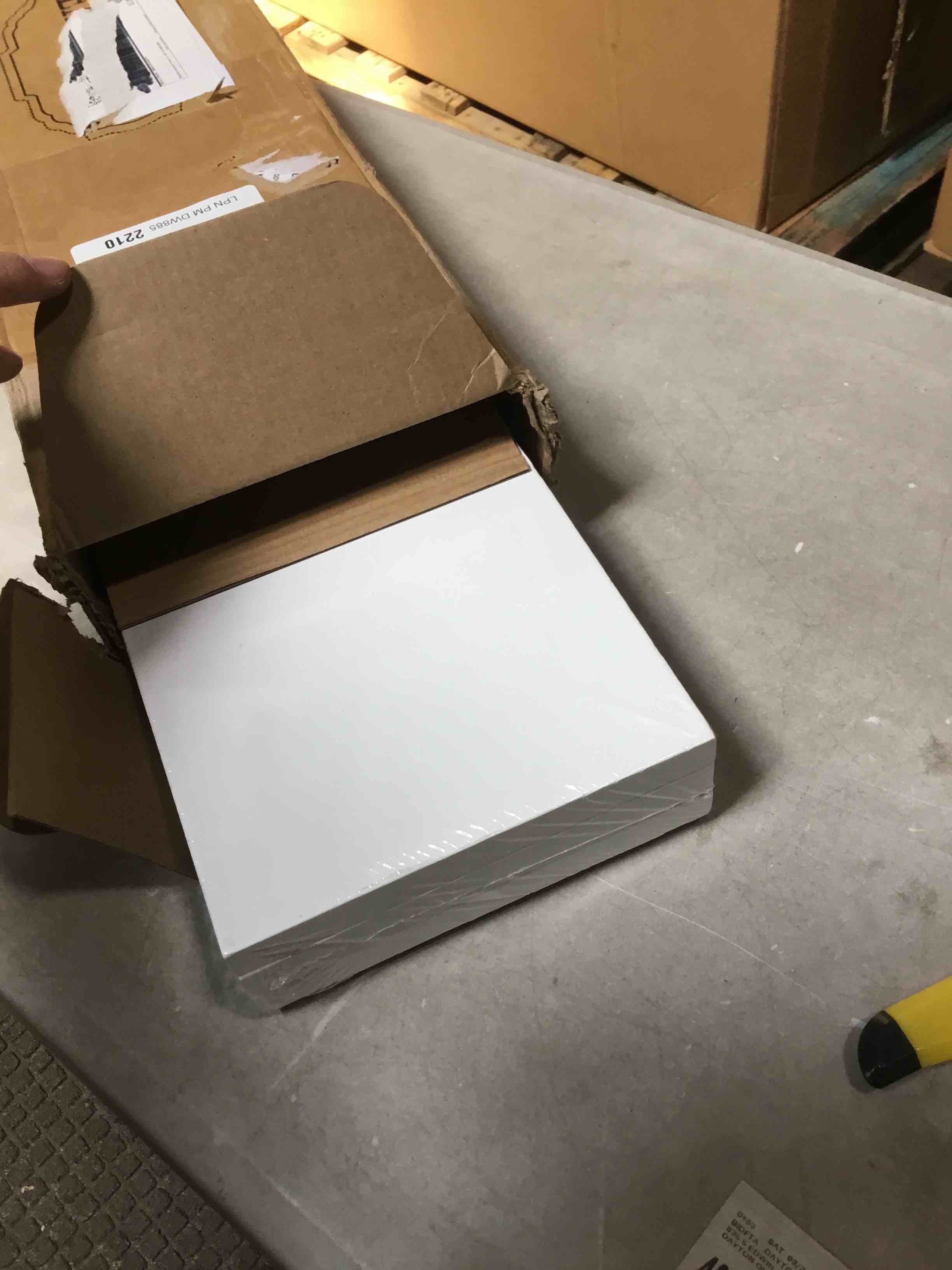 https://s3.amazonaws.com/lotting-images-prod/bidfta/PPE2287703_1744132430830.jpeg